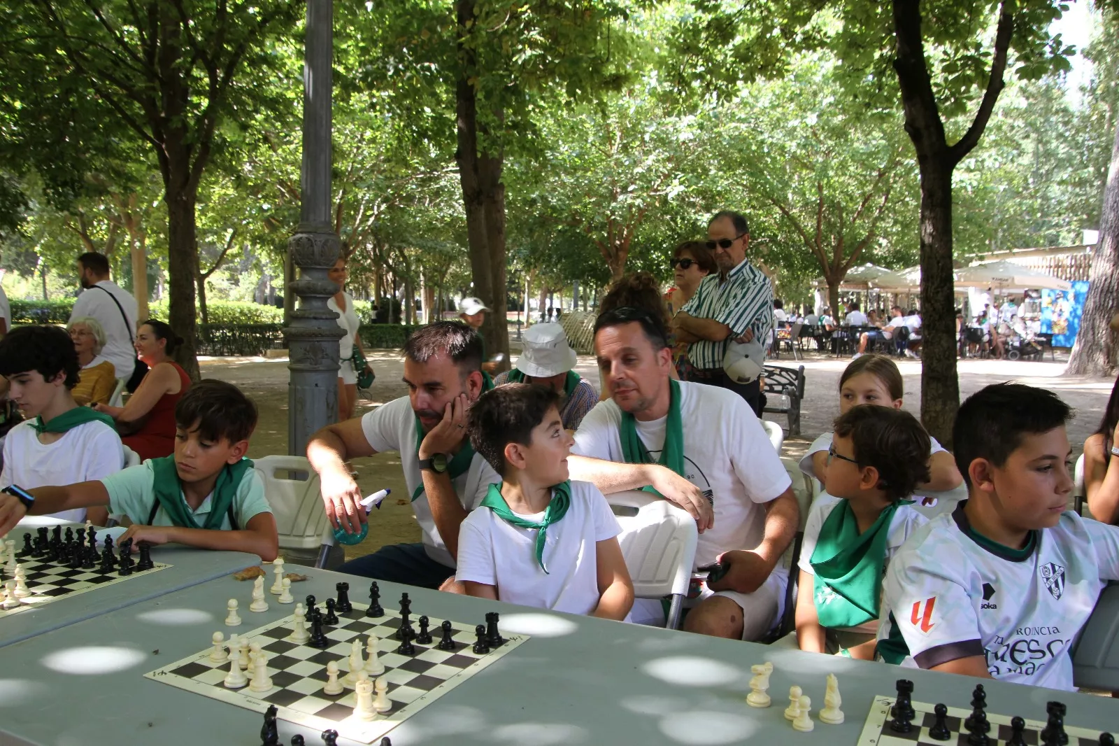 Imágenes de las partidas simultáneas de ajedrez en el Parque Miguel Servet. Foto: Neofato
