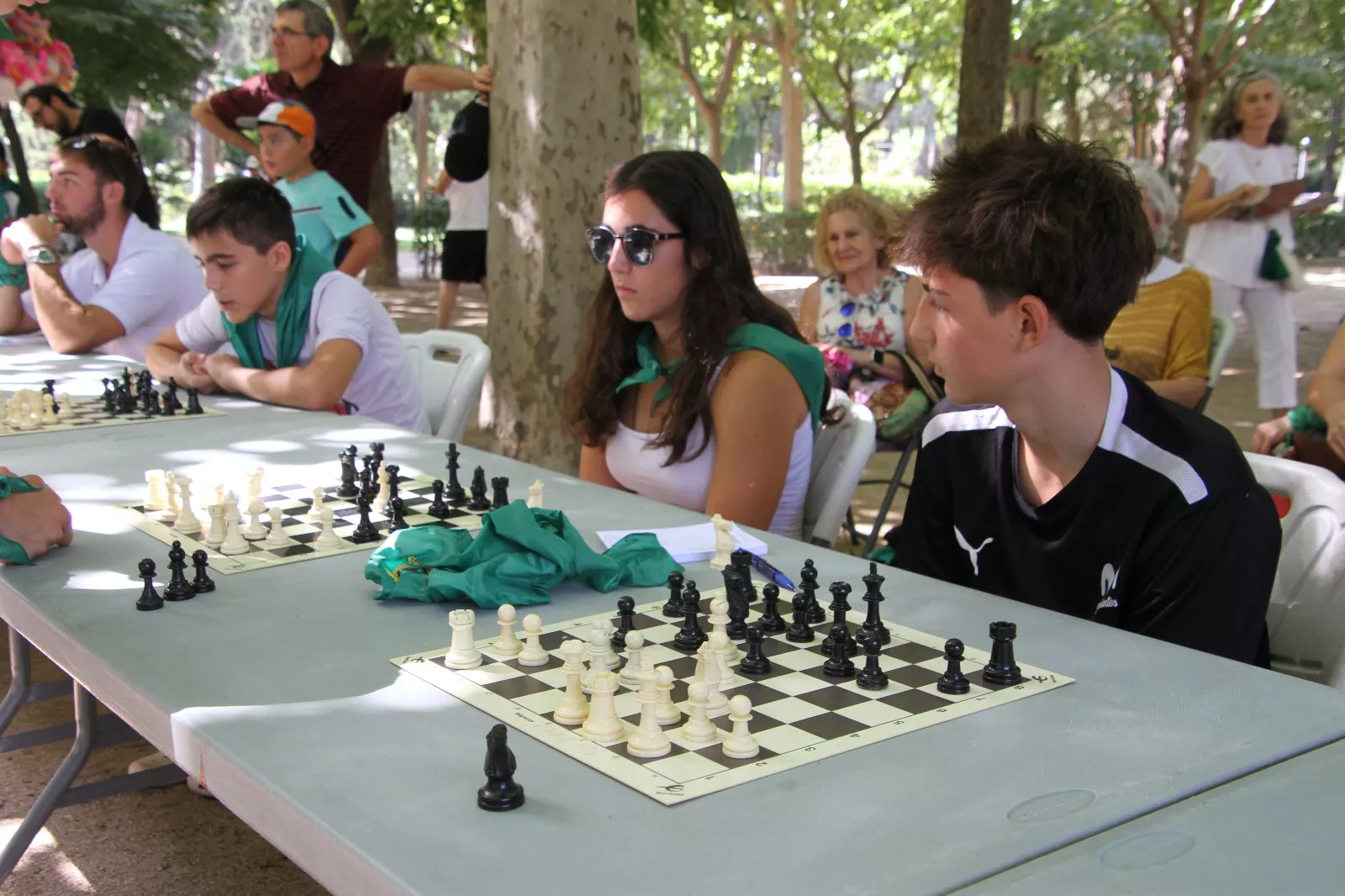 Imágenes de las partidas simultáneas de ajedrez en el Parque Miguel Servet. Foto: Neofato