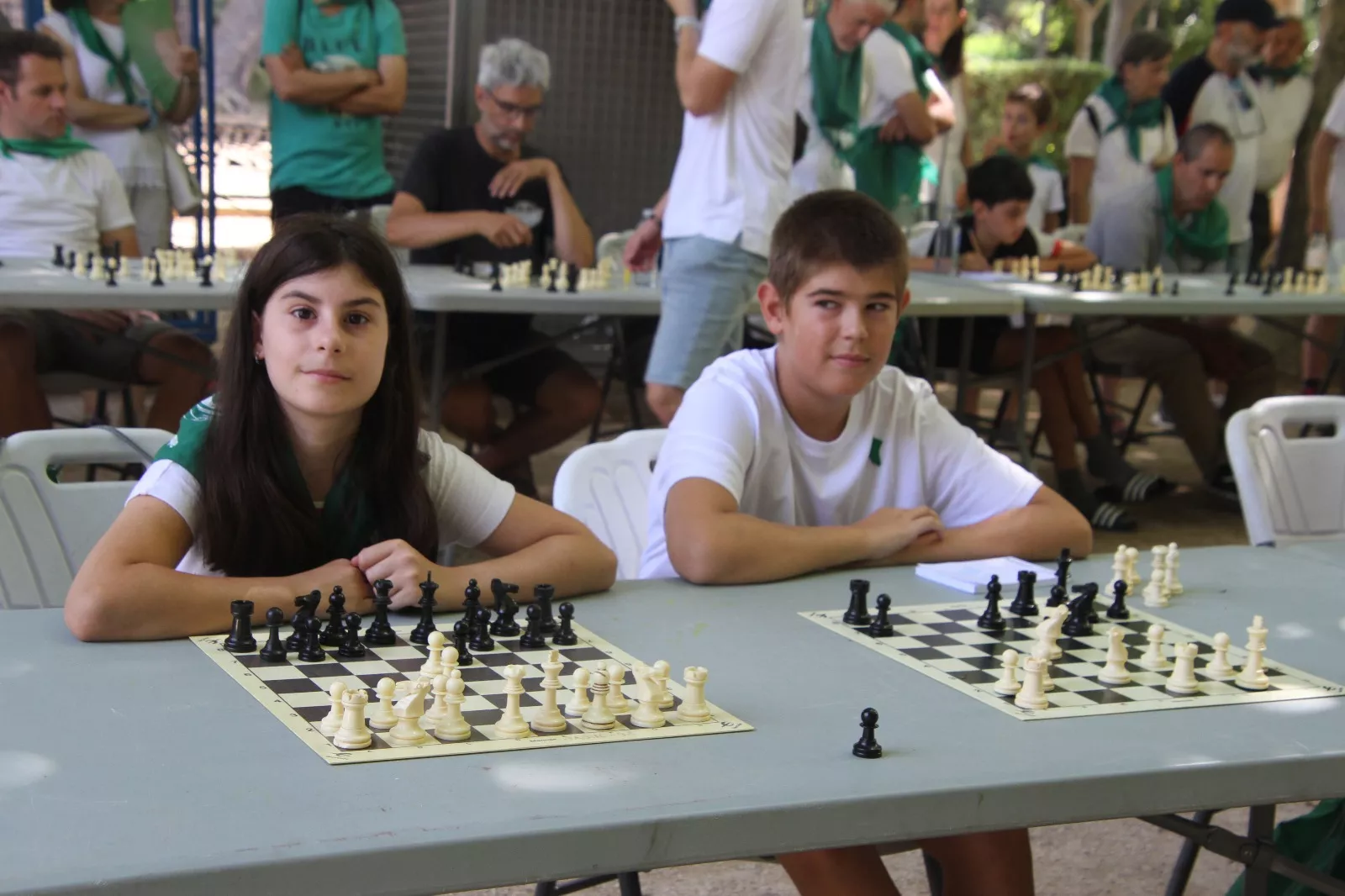Imágenes de las partidas simultáneas de ajedrez en el Parque Miguel Servet. Foto: Neofato
