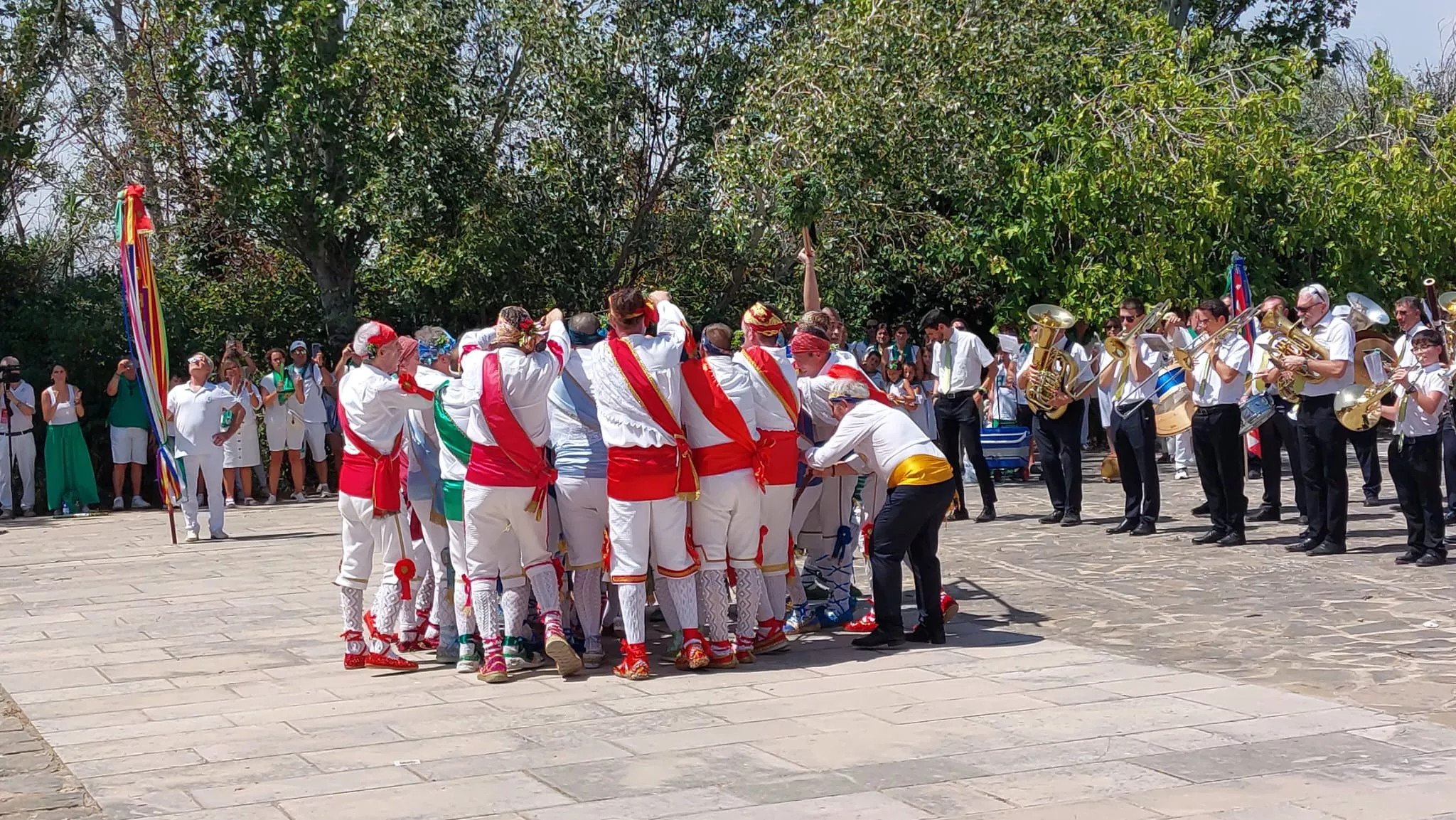 Histórica actuación de los Danzantes en el Santuario de Loreto