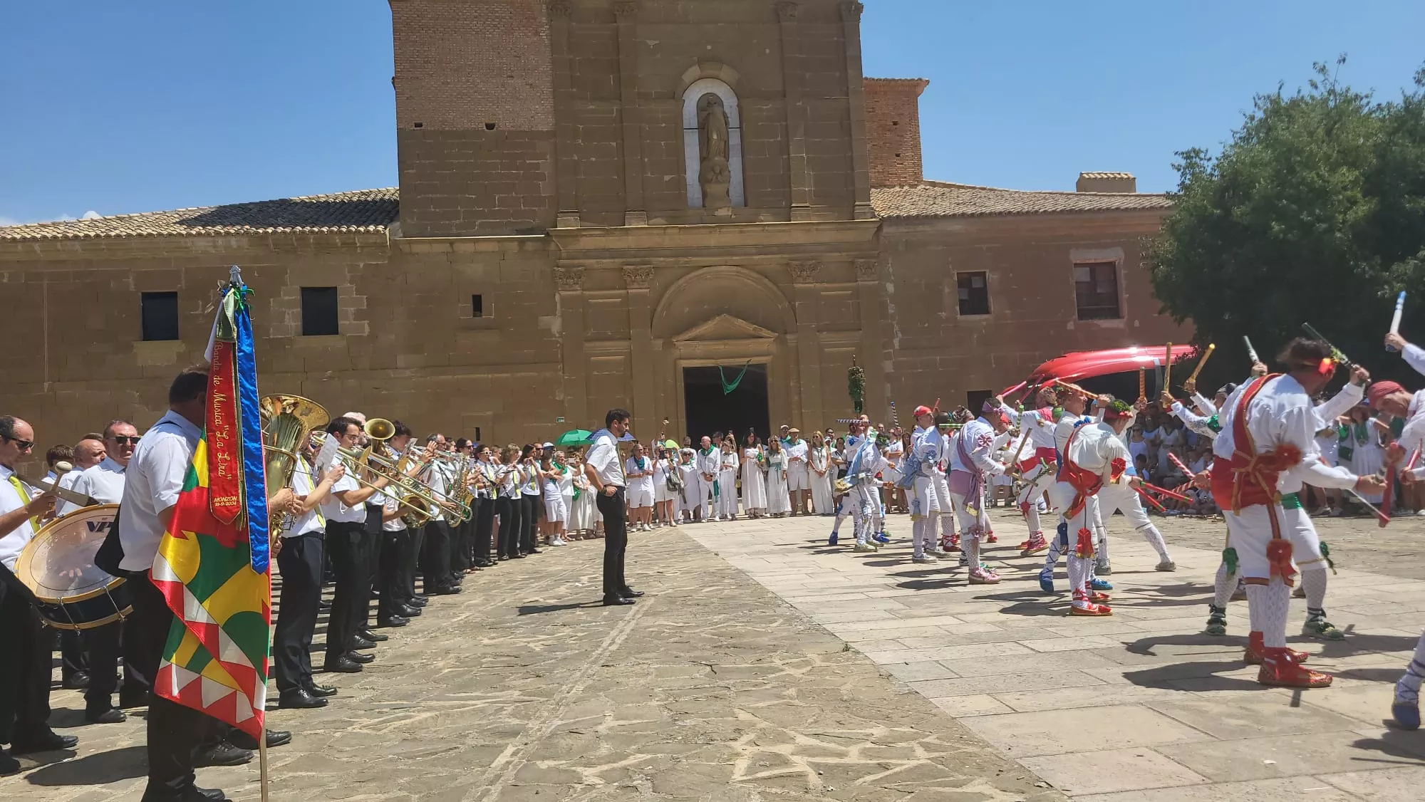 Histórica actuación de los Danzantes en el Santuario de Loreto