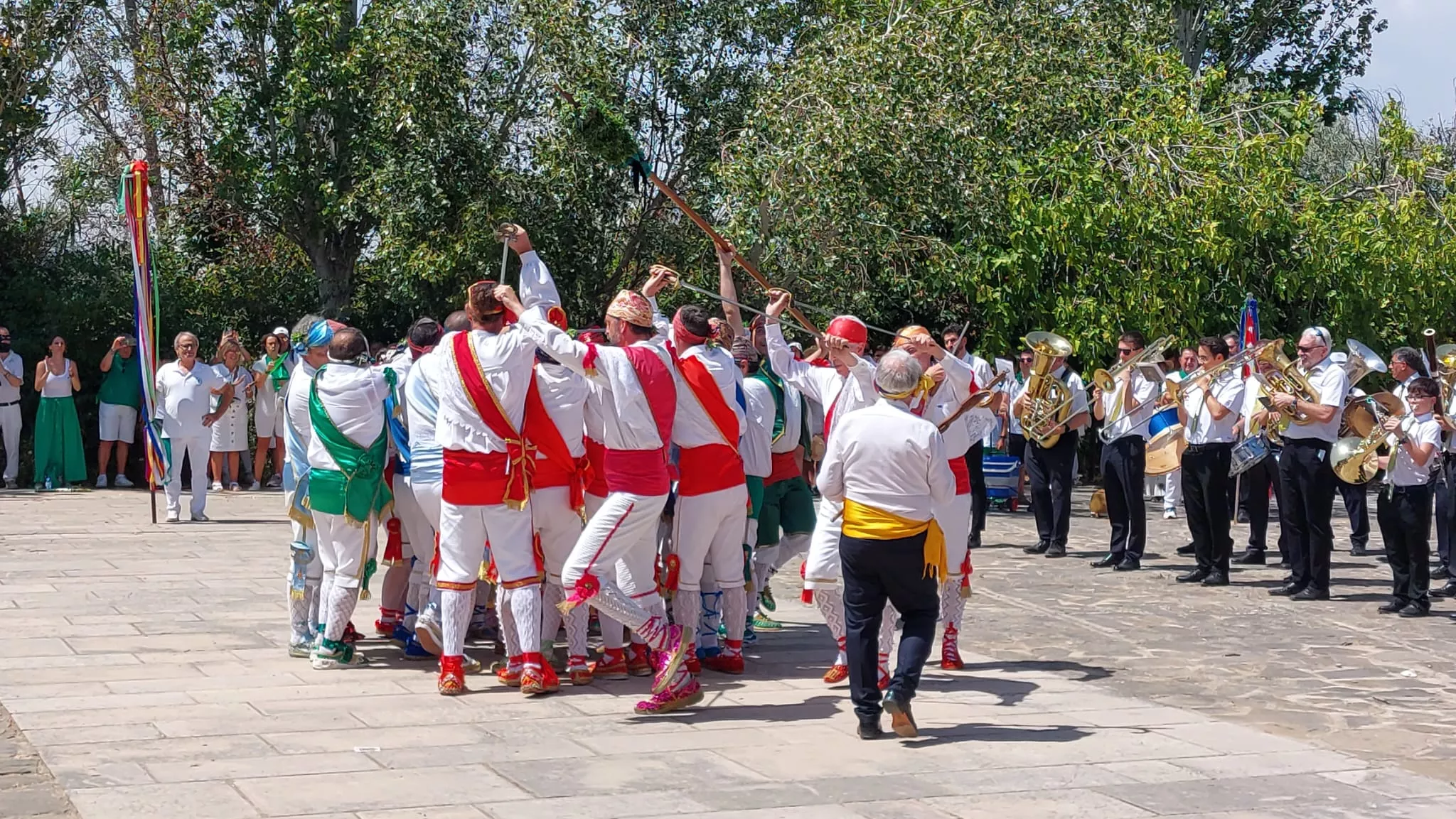 Histórica actuación de los Danzantes en el Santuario de Loreto