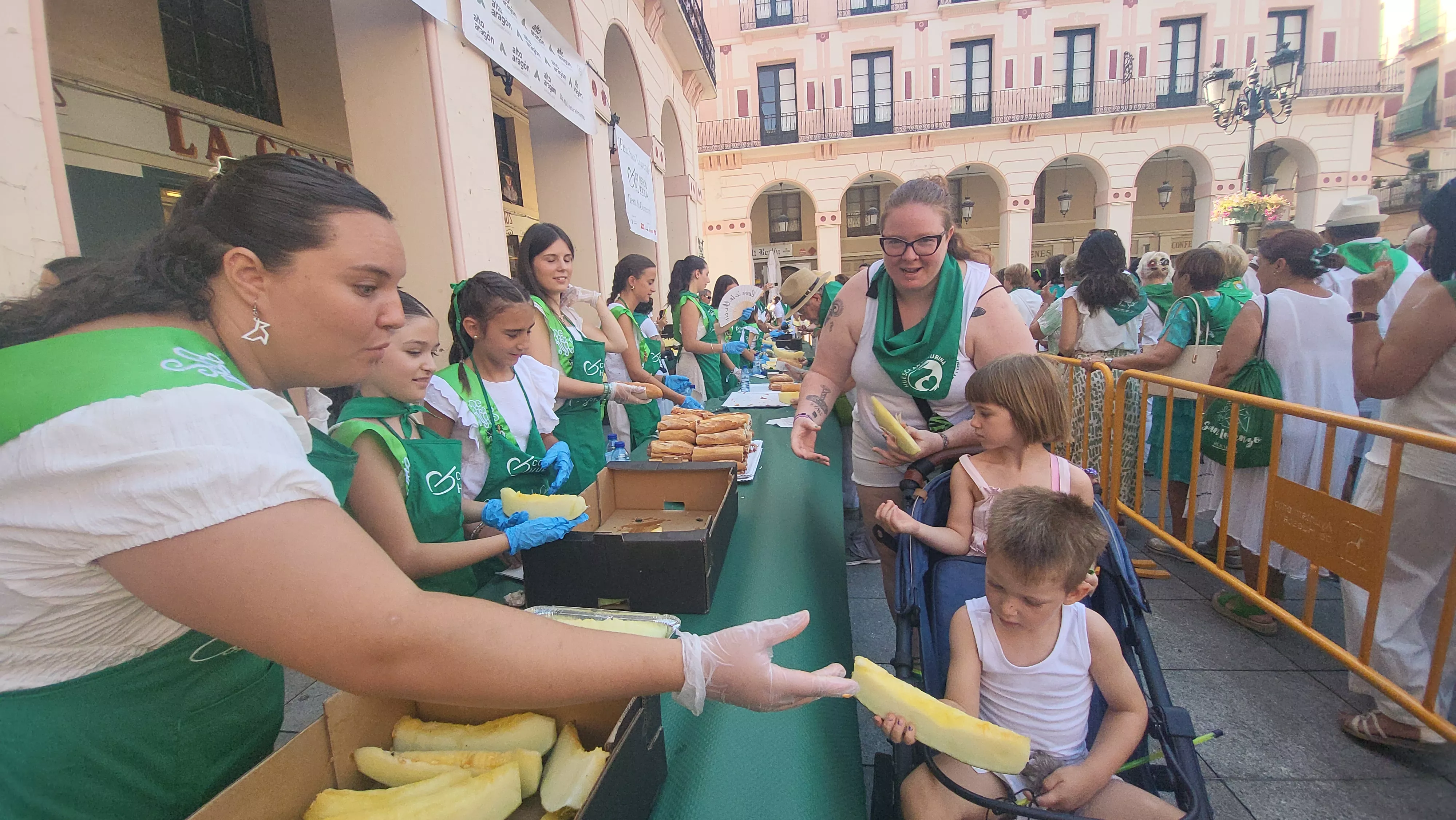 Melón, jamón y tradición llenan de sabor la laurentina Fiesta del Comercio.