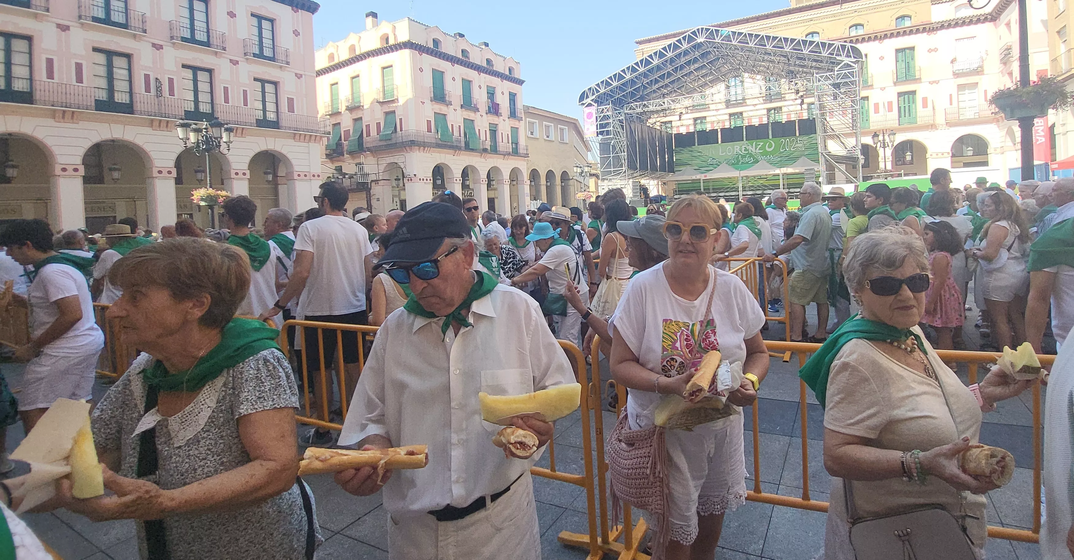 Reparto de melón y bocadillos de jamón en la Fiesta del Comercio. Foto Mercedes Manterola