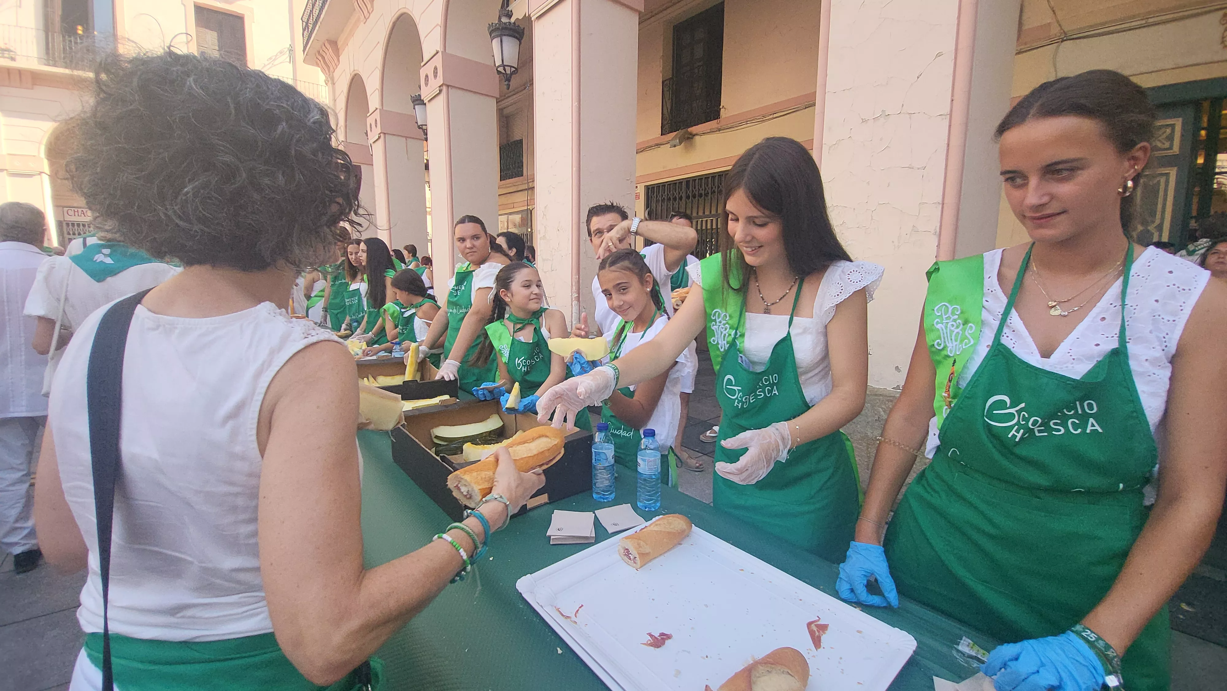 Reparto de melón y bocadillos de jamón en la Fiesta del Comercio. Foto Mercedes Manterola
