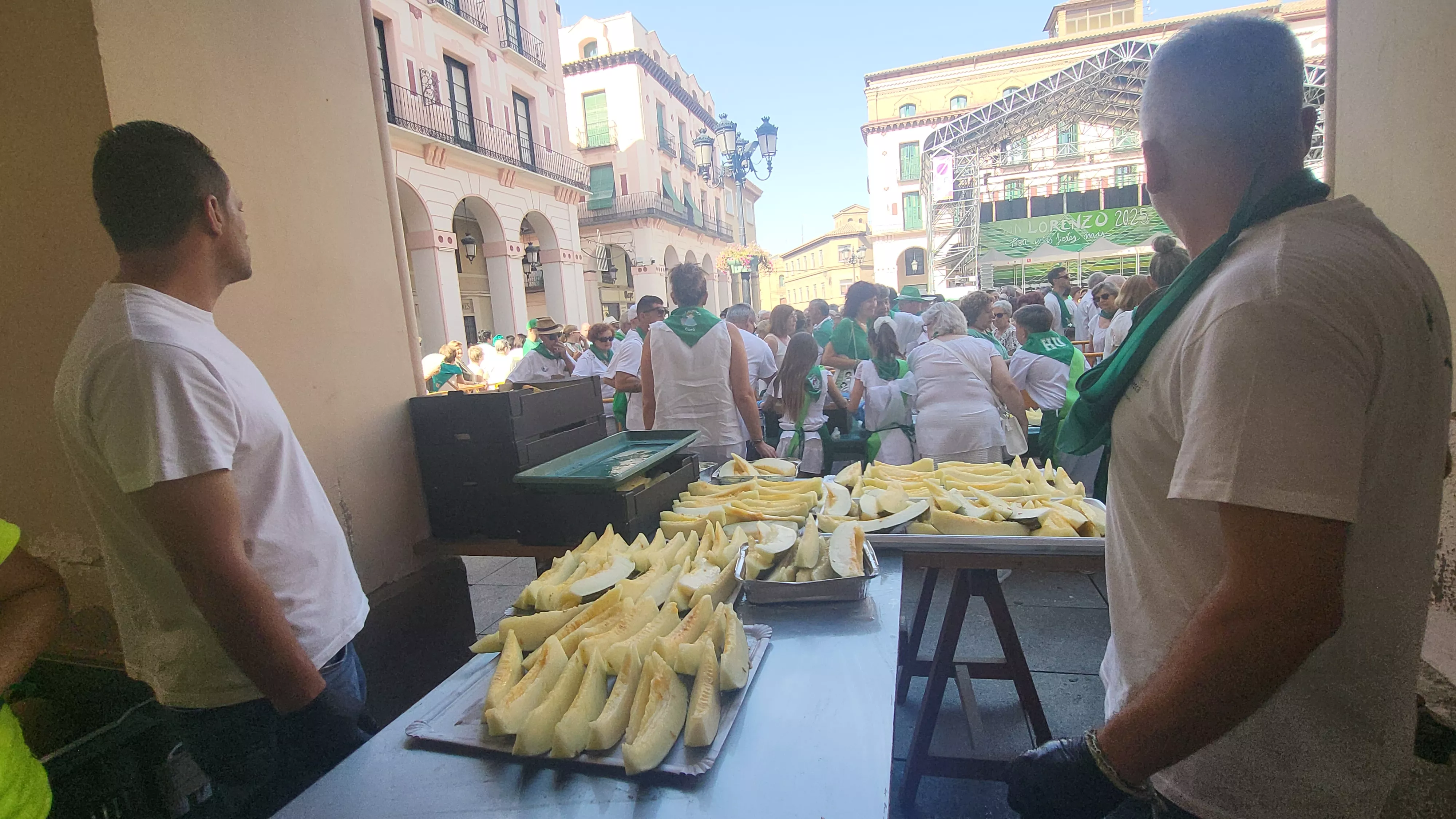 Reparto de melón y bocadillos de jamón en la Fiesta del Comercio. Foto Mercedes Manterola