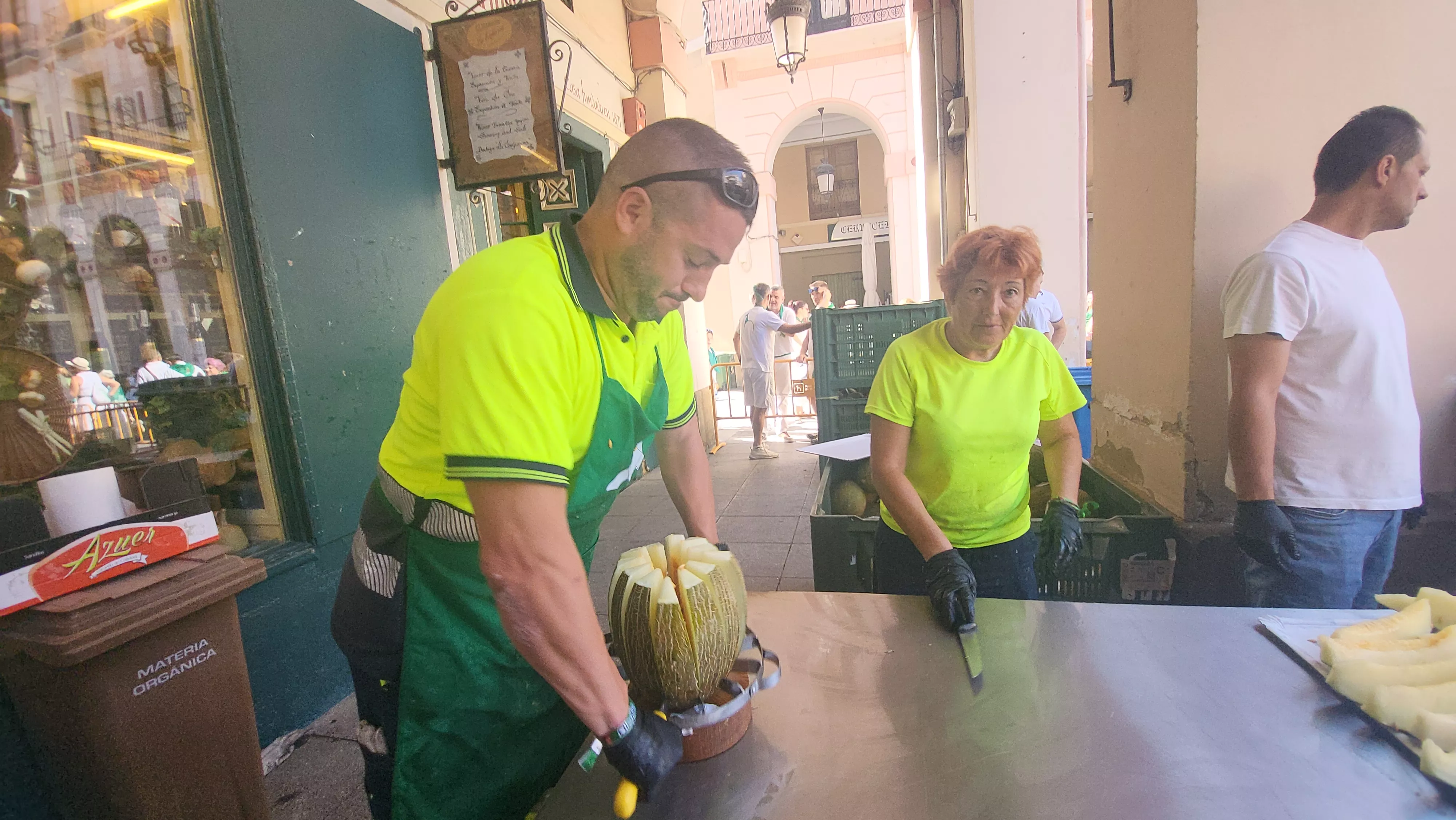 Reparto de melón y bocadillos de jamón en la Fiesta del Comercio. Foto Mercedes Manterola