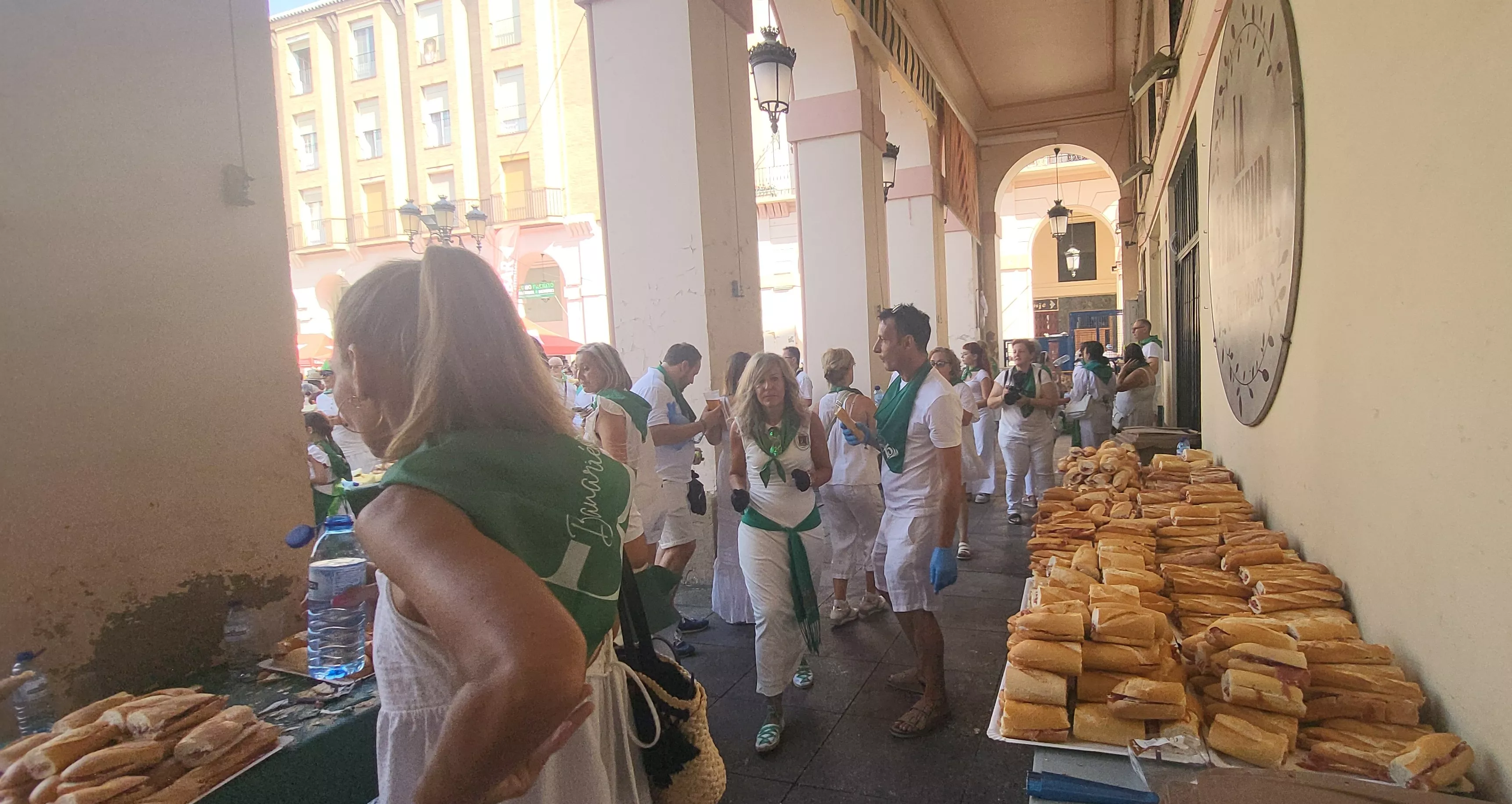 Reparto de melón y bocadillos de jamón en la Fiesta del Comercio. Foto Mercedes Manterola