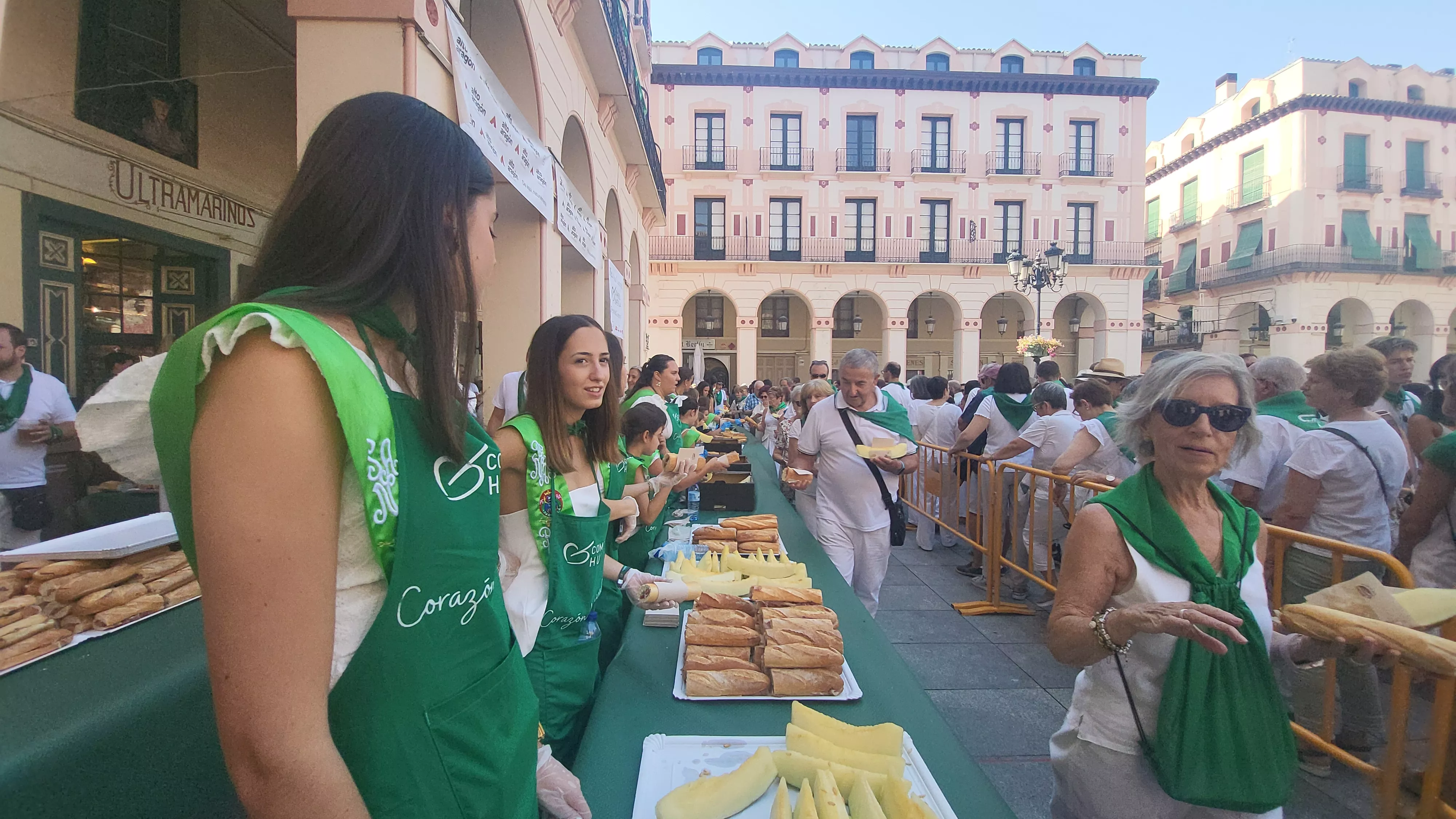 Reparto de melón y bocadillos de jamón en la Fiesta del Comercio. Foto Mercedes Manterola