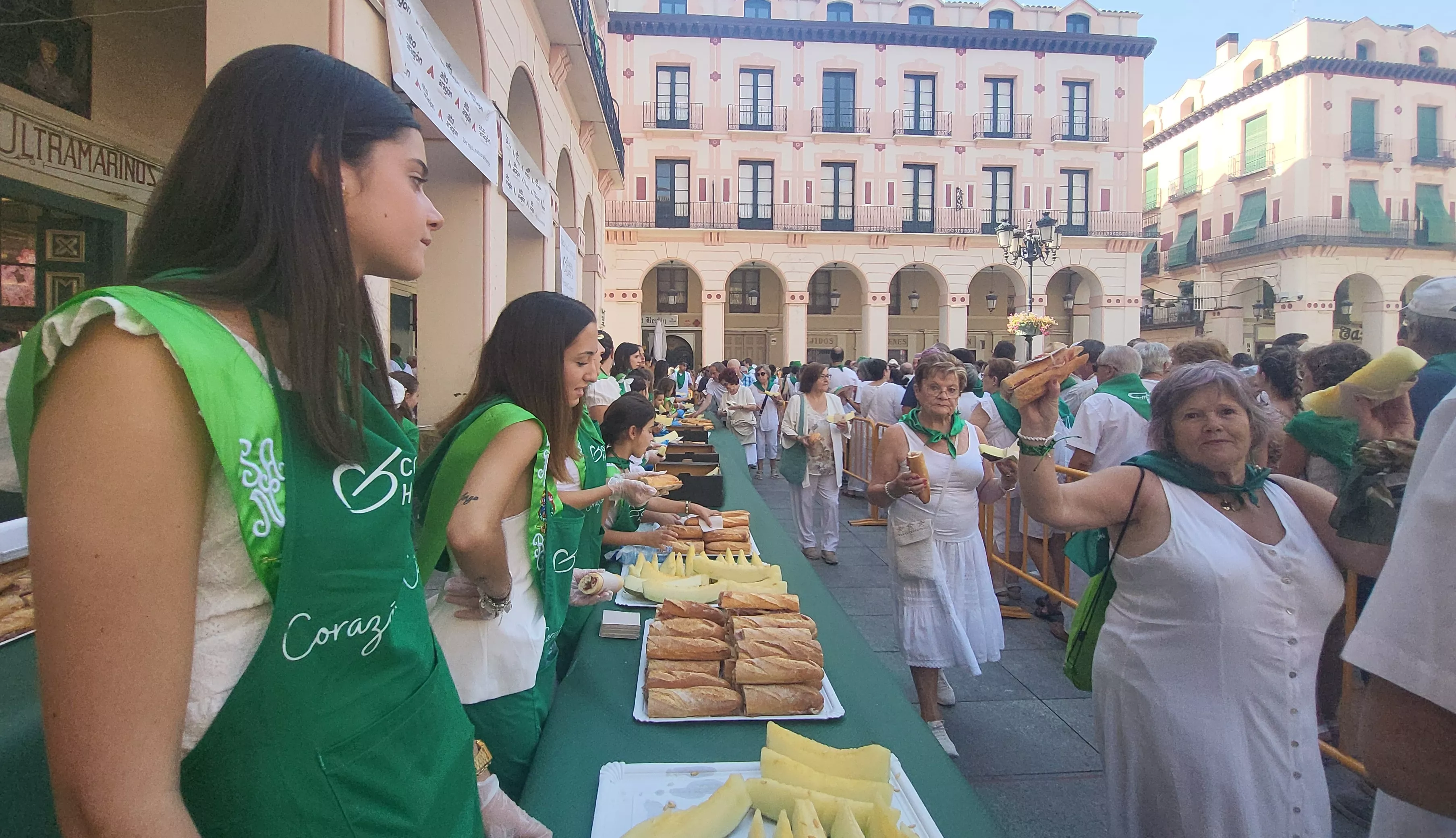 Reparto de melón y bocadillos de jamón en la Fiesta del Comercio. Foto Mercedes Manterola