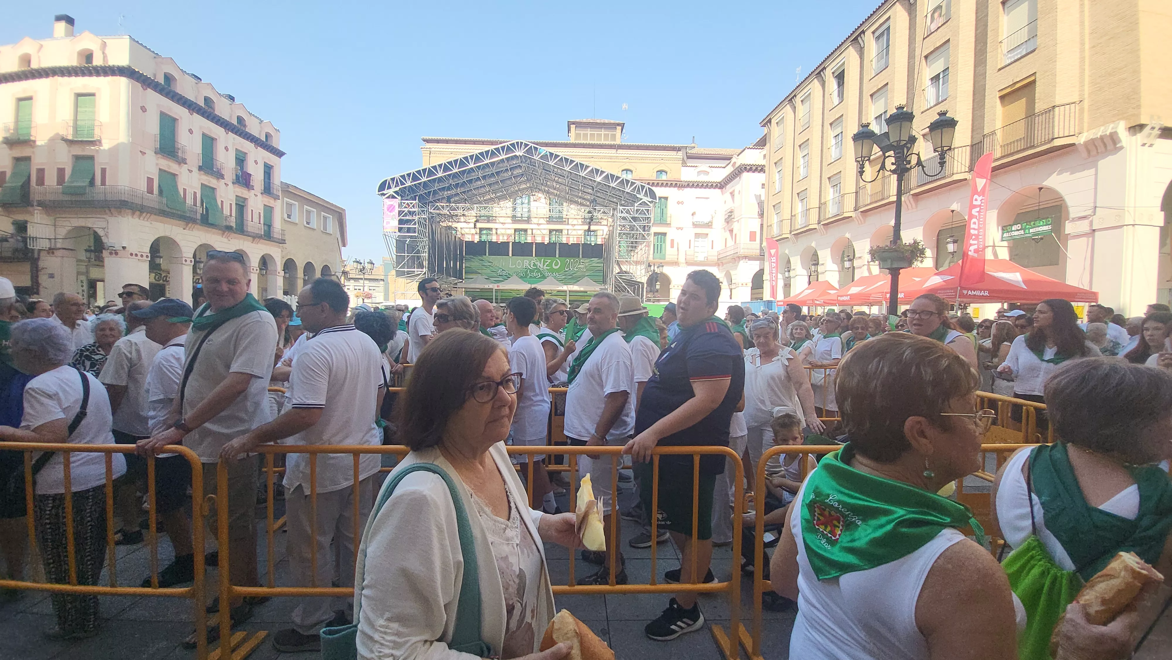 Reparto de melón y bocadillos de jamón en la Fiesta del Comercio. Foto Mercedes Manterola