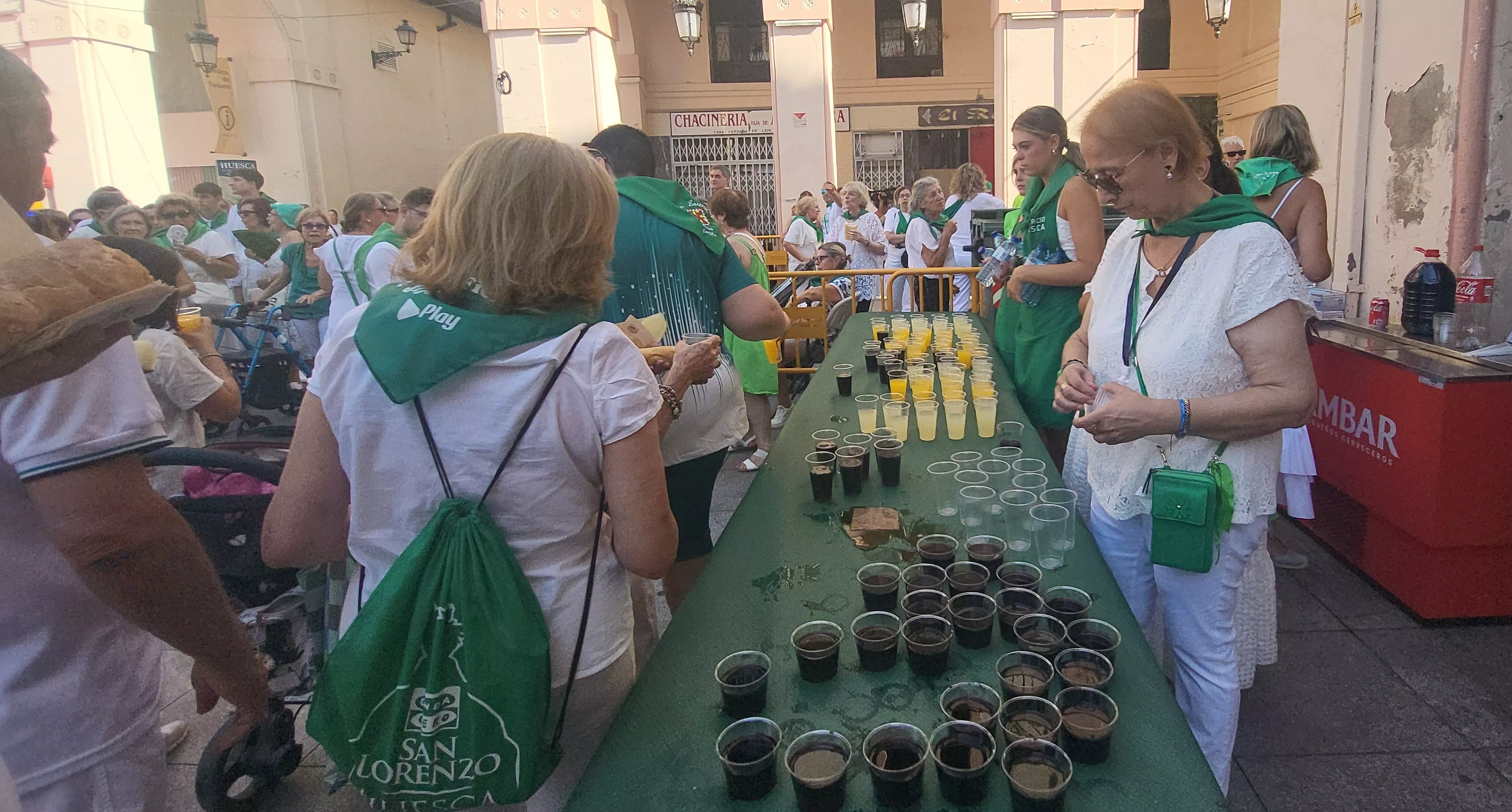 Reparto de melón y bocadillos de jamón en la Fiesta del Comercio. Foto Mercedes Manterola