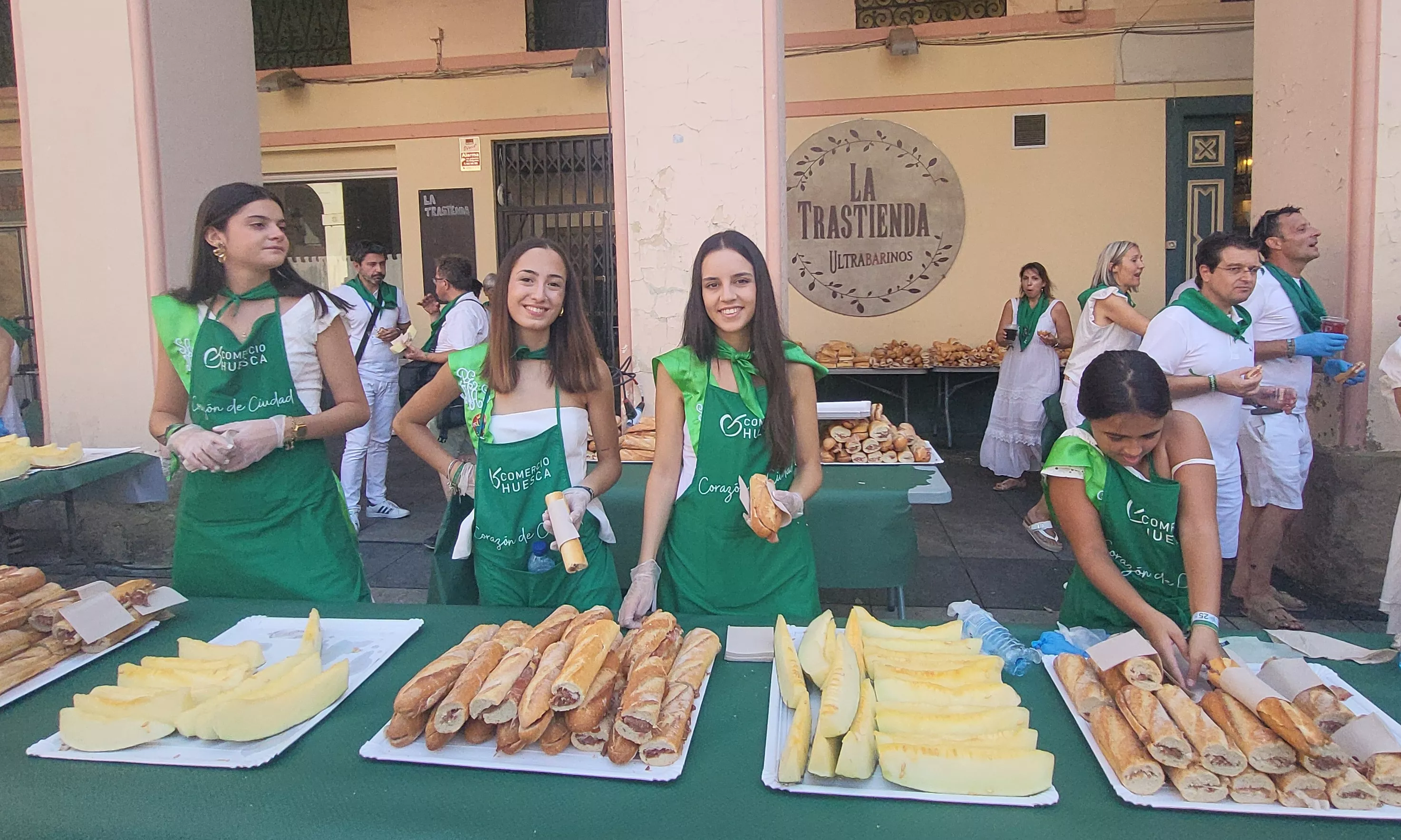 Reparto de melón y bocadillos de jamón en la Fiesta del Comercio. Foto Mercedes Manterola