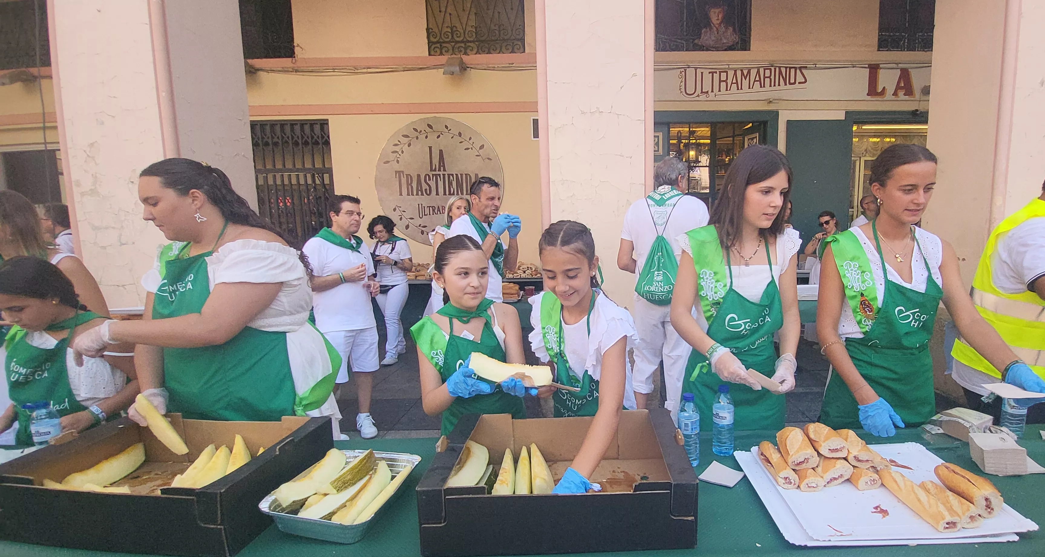 Reparto de melón y bocadillos de jamón en la Fiesta del Comercio. Foto Mercedes Manterola