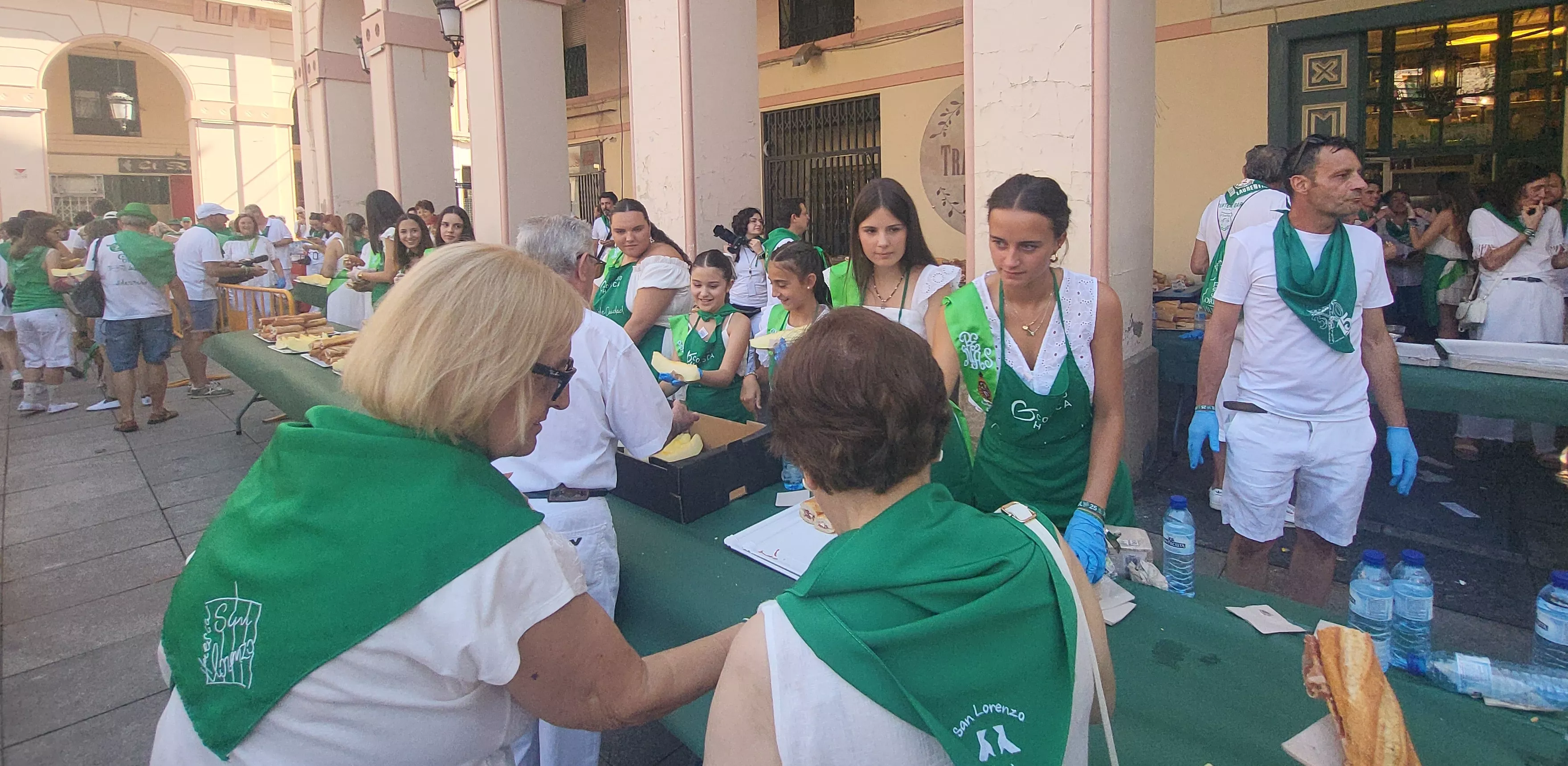 Reparto de melón y bocadillos de jamón en la Fiesta del Comercio. Foto Mercedes Manterola