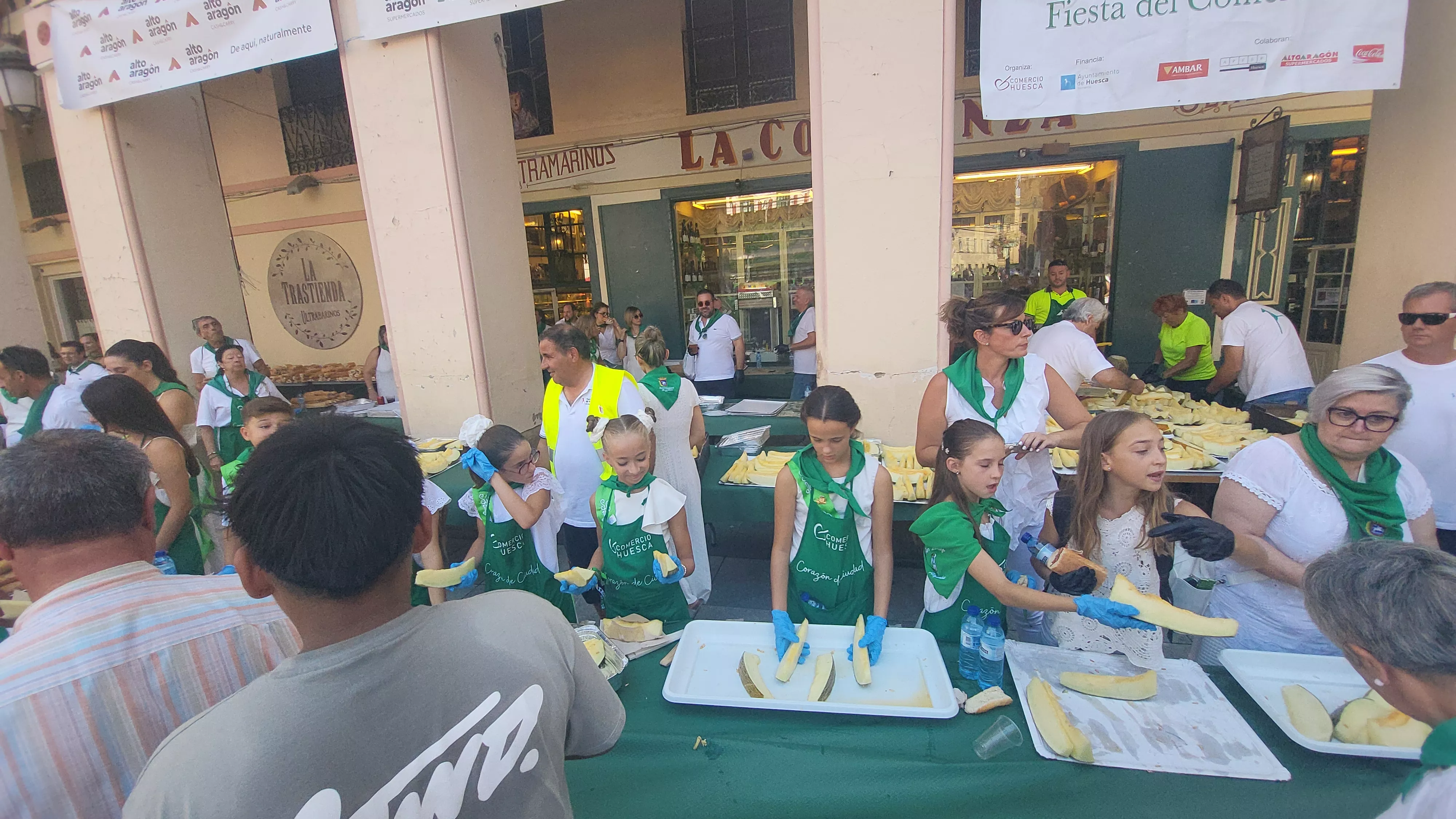 Reparto de melón y bocadillos de jamón en la Fiesta del Comercio. Foto Mercedes Manterola