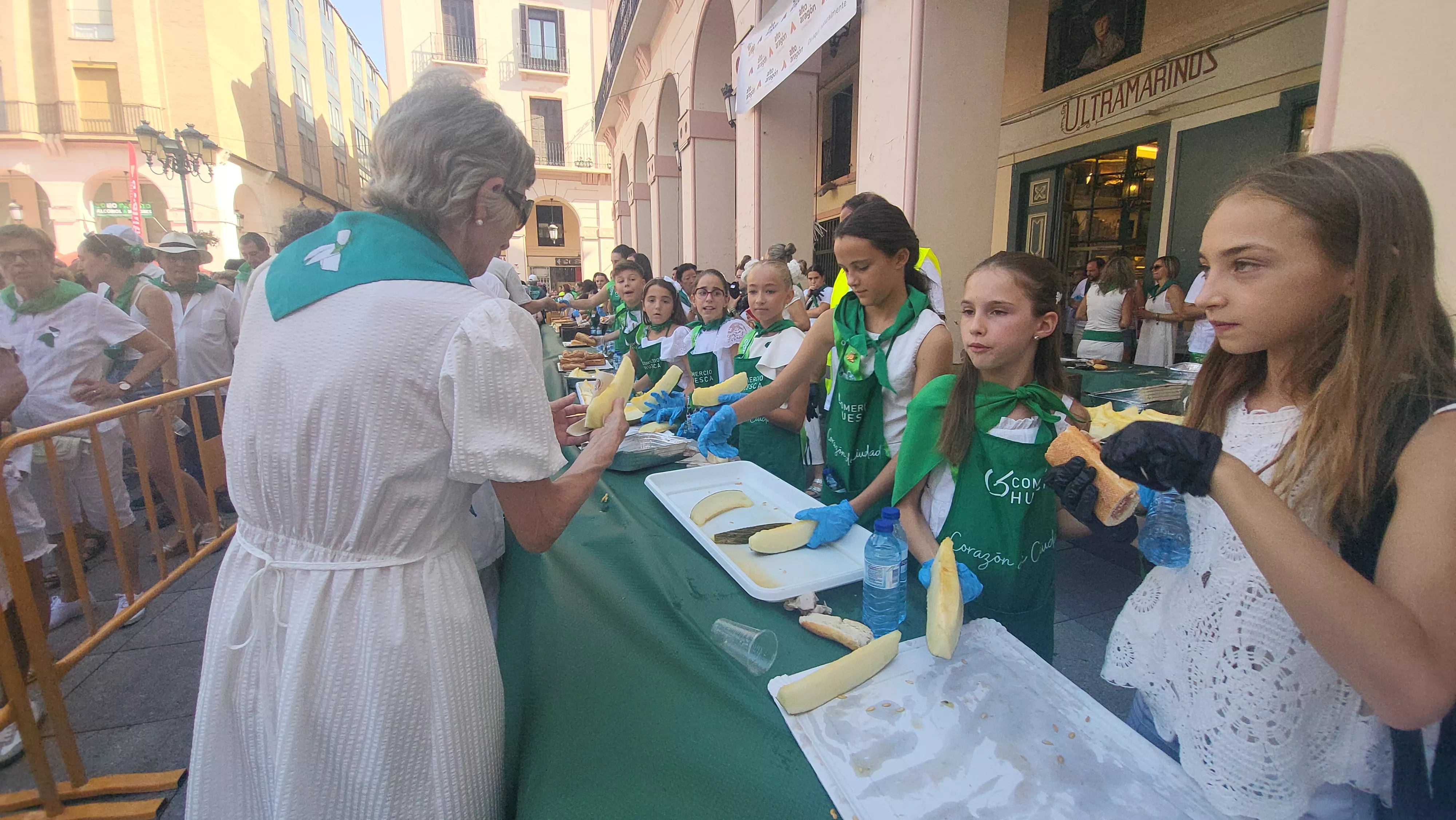 Reparto de melón y bocadillos de jamón en la Fiesta del Comercio. Foto Mercedes Manterola