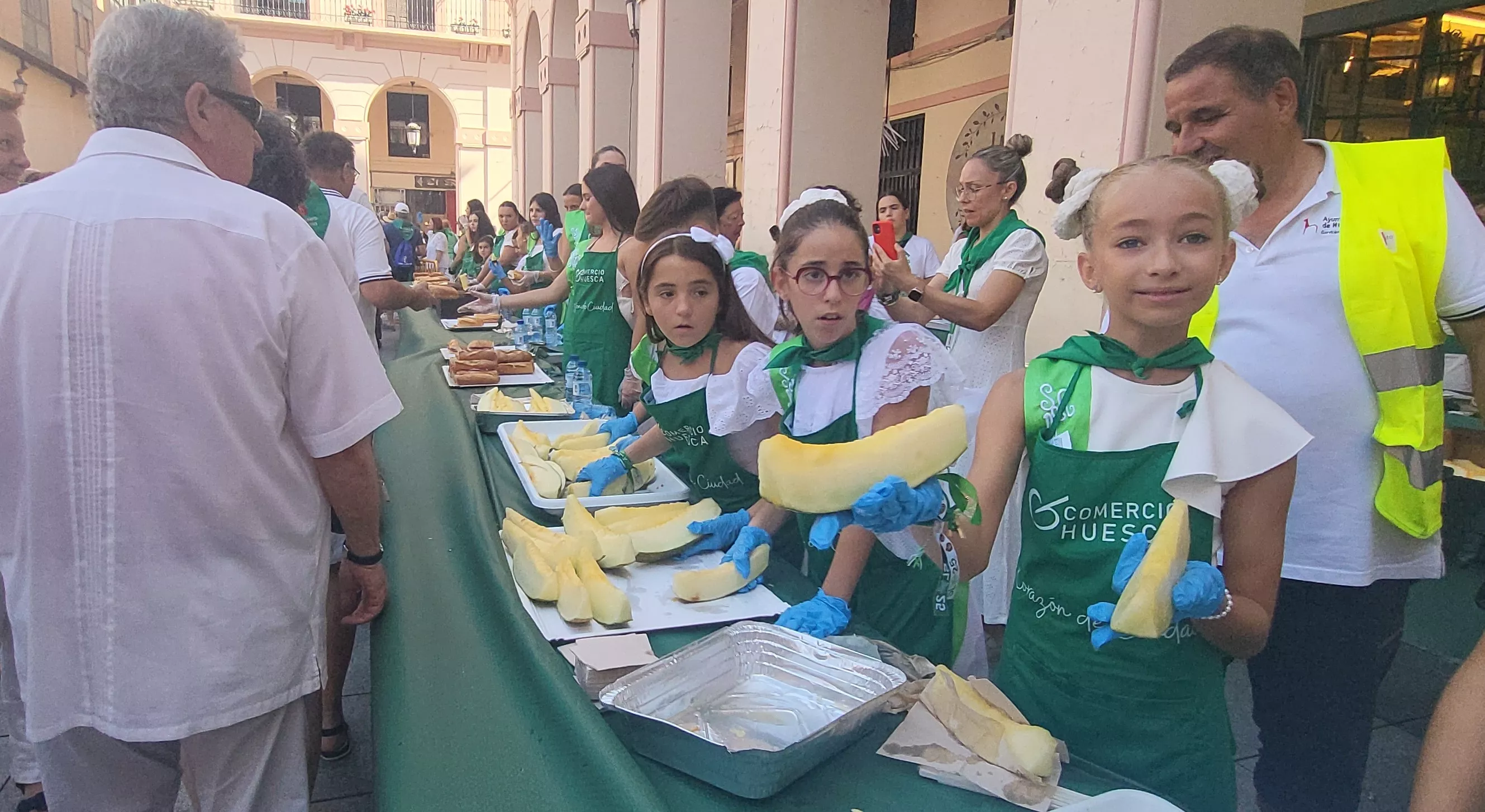 Reparto de melón y bocadillos de jamón en la Fiesta del Comercio. Foto Mercedes Manterola