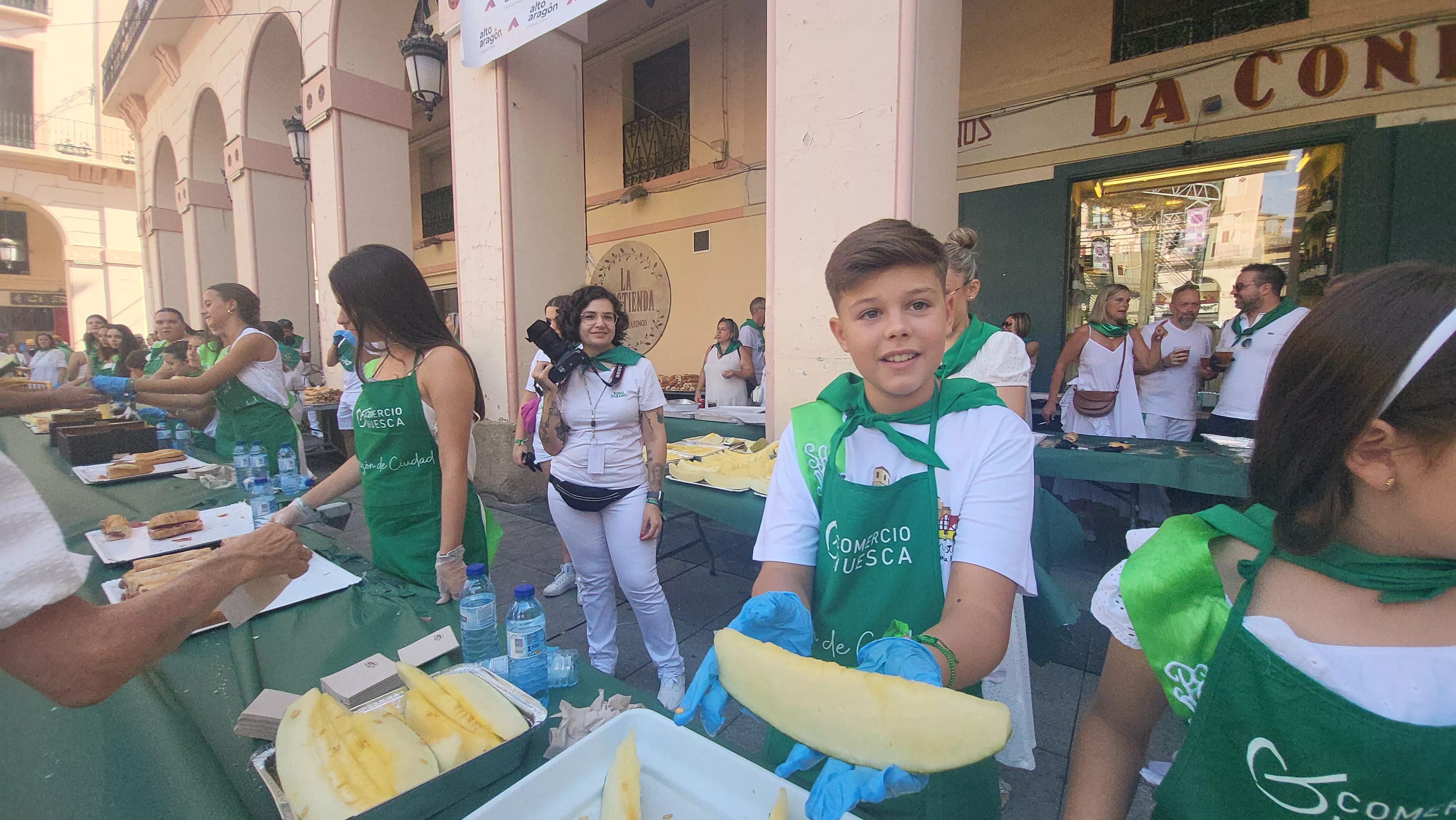 Reparto de melón y bocadillos de jamón en la Fiesta del Comercio. Foto Mercedes Manterola