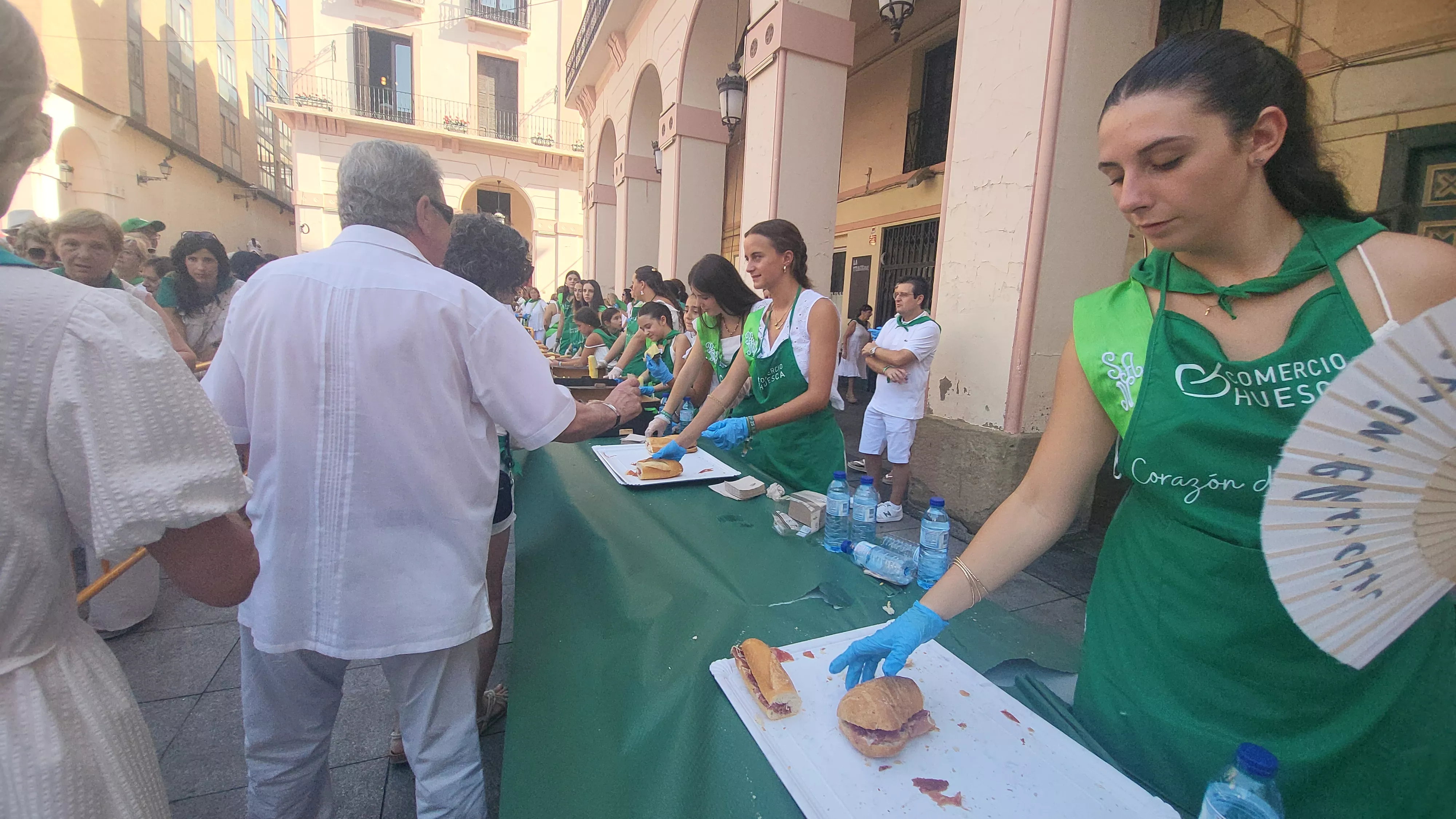Reparto de melón y bocadillos de jamón en la Fiesta del Comercio. Foto Mercedes Manterola