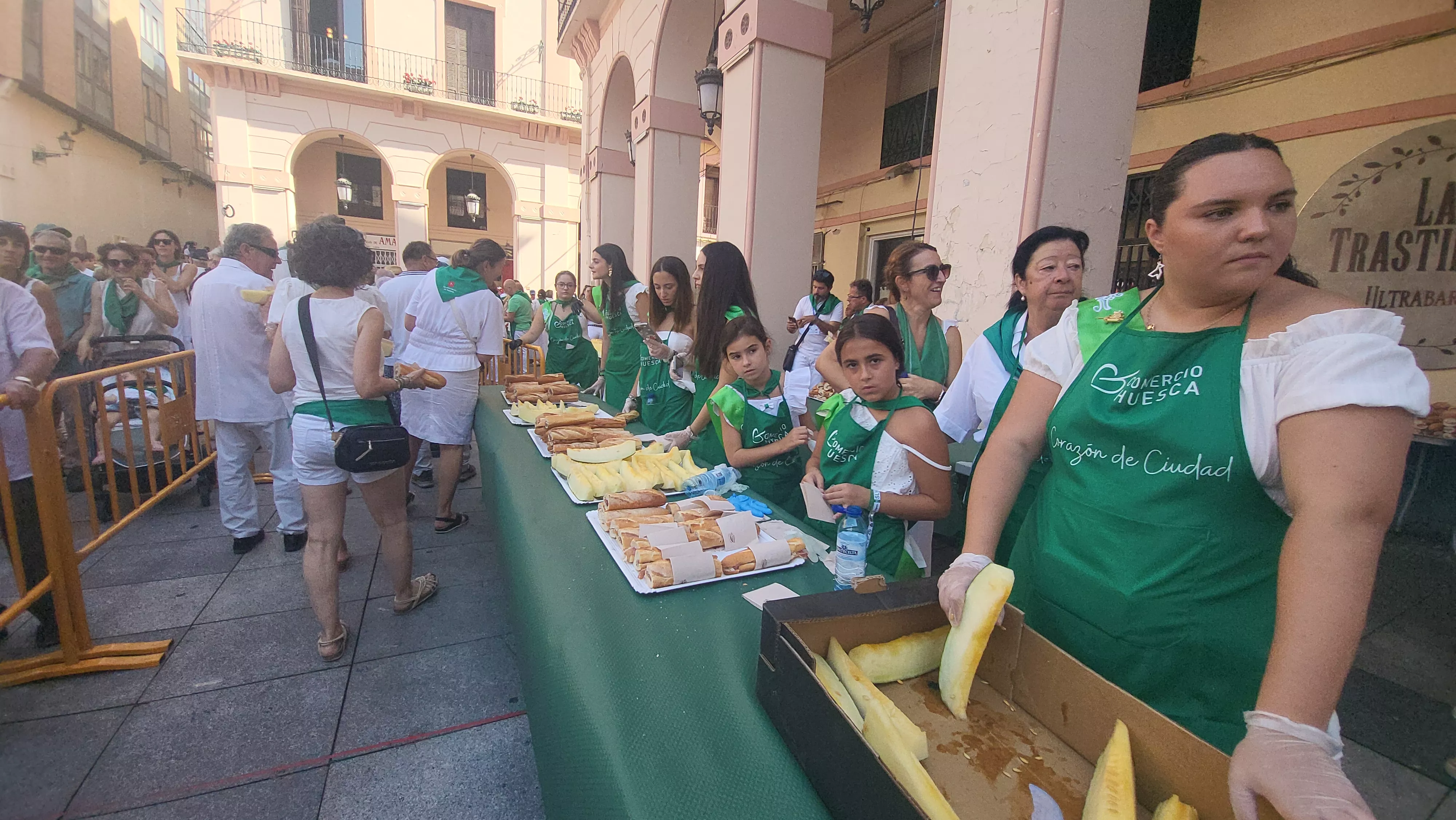 Reparto de melón y bocadillos de jamón en la Fiesta del Comercio. Foto Mercedes Manterola