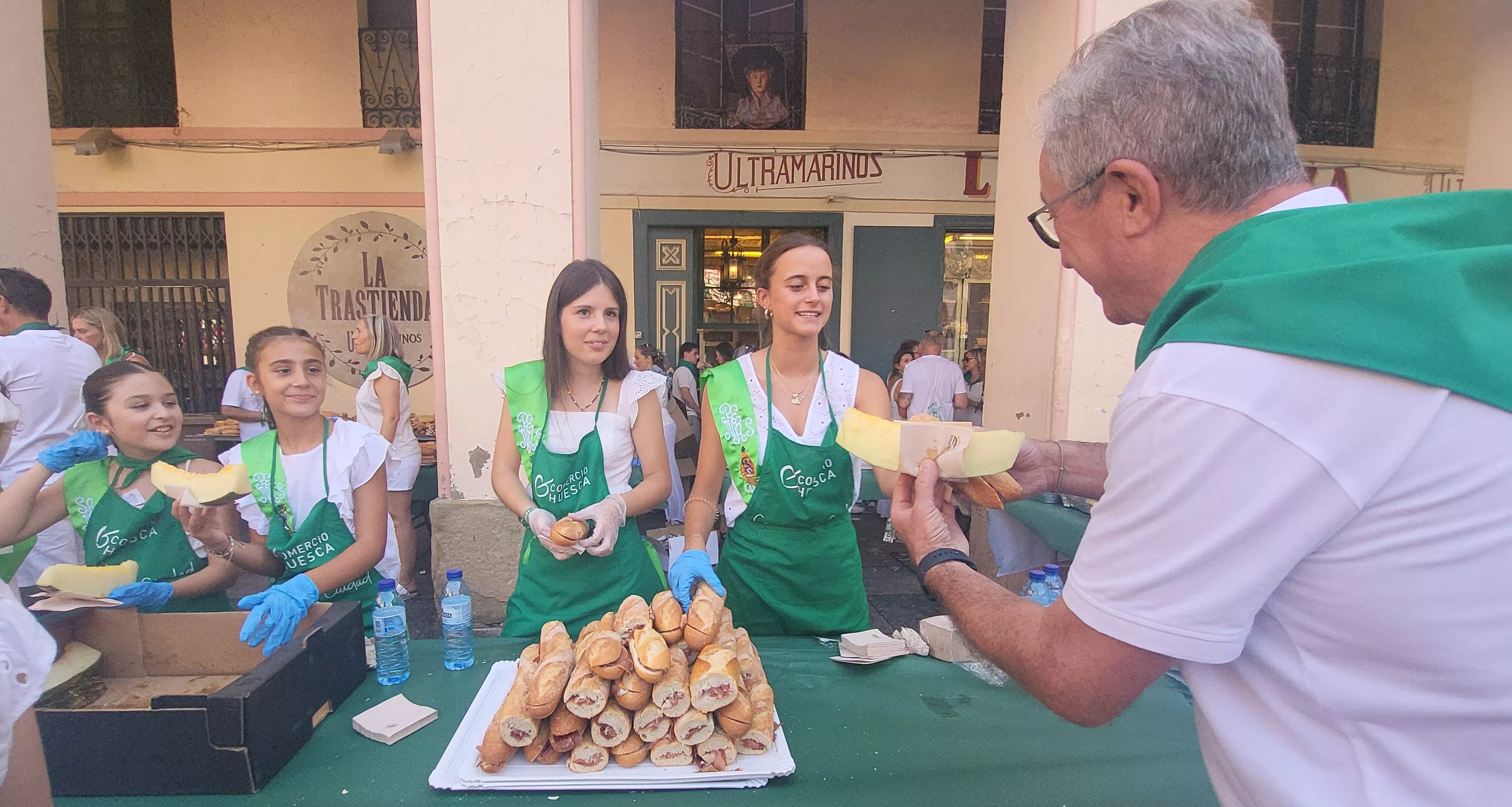 Reparto de melón y bocadillos de jamón en la Fiesta del Comercio. Foto Mercedes Manterola