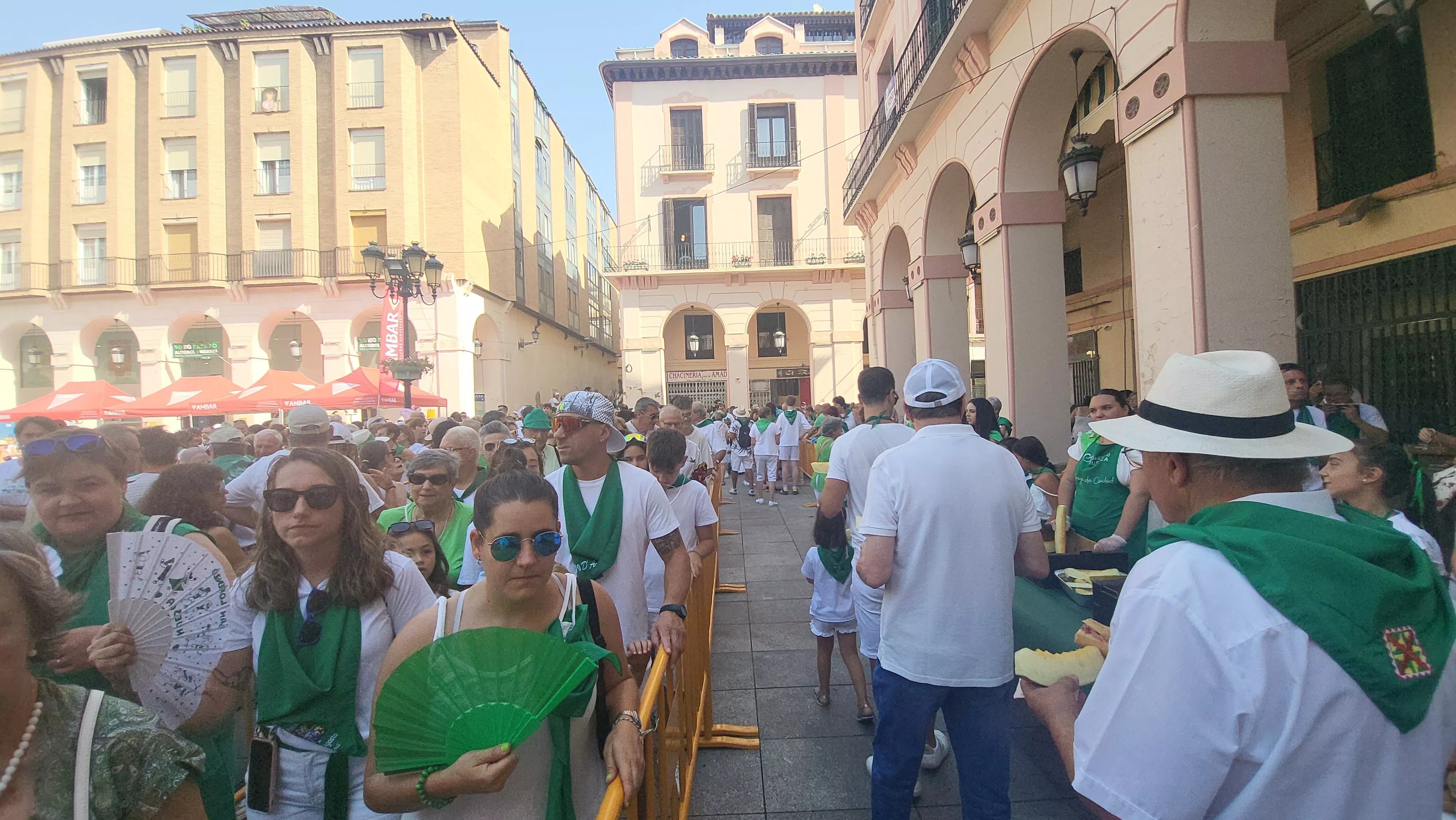Reparto de melón y bocadillos de jamón en la Fiesta del Comercio. Foto Mercedes Manterola