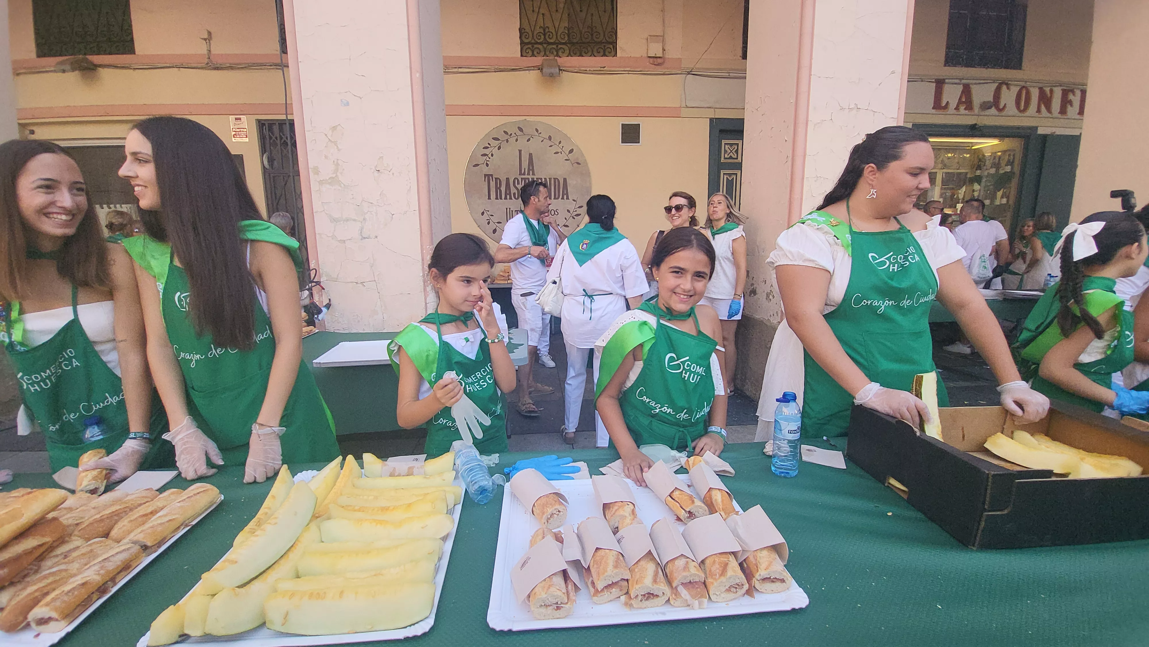 Reparto de melón y bocadillos de jamón en la Fiesta del Comercio. Foto Mercedes Manterola