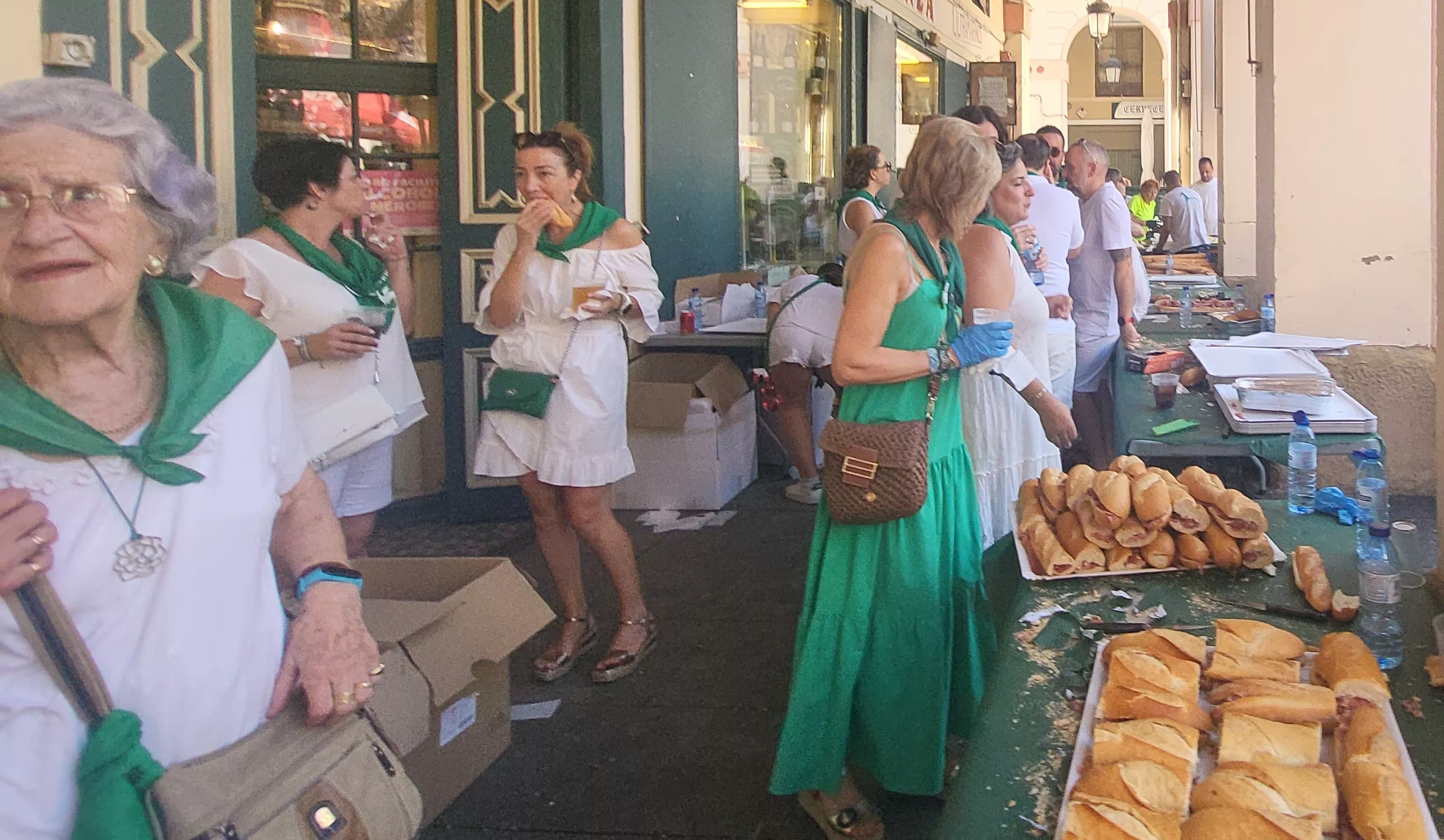 Reparto de melón y bocadillos de jamón en la Fiesta del Comercio. Foto Mercedes Manterola