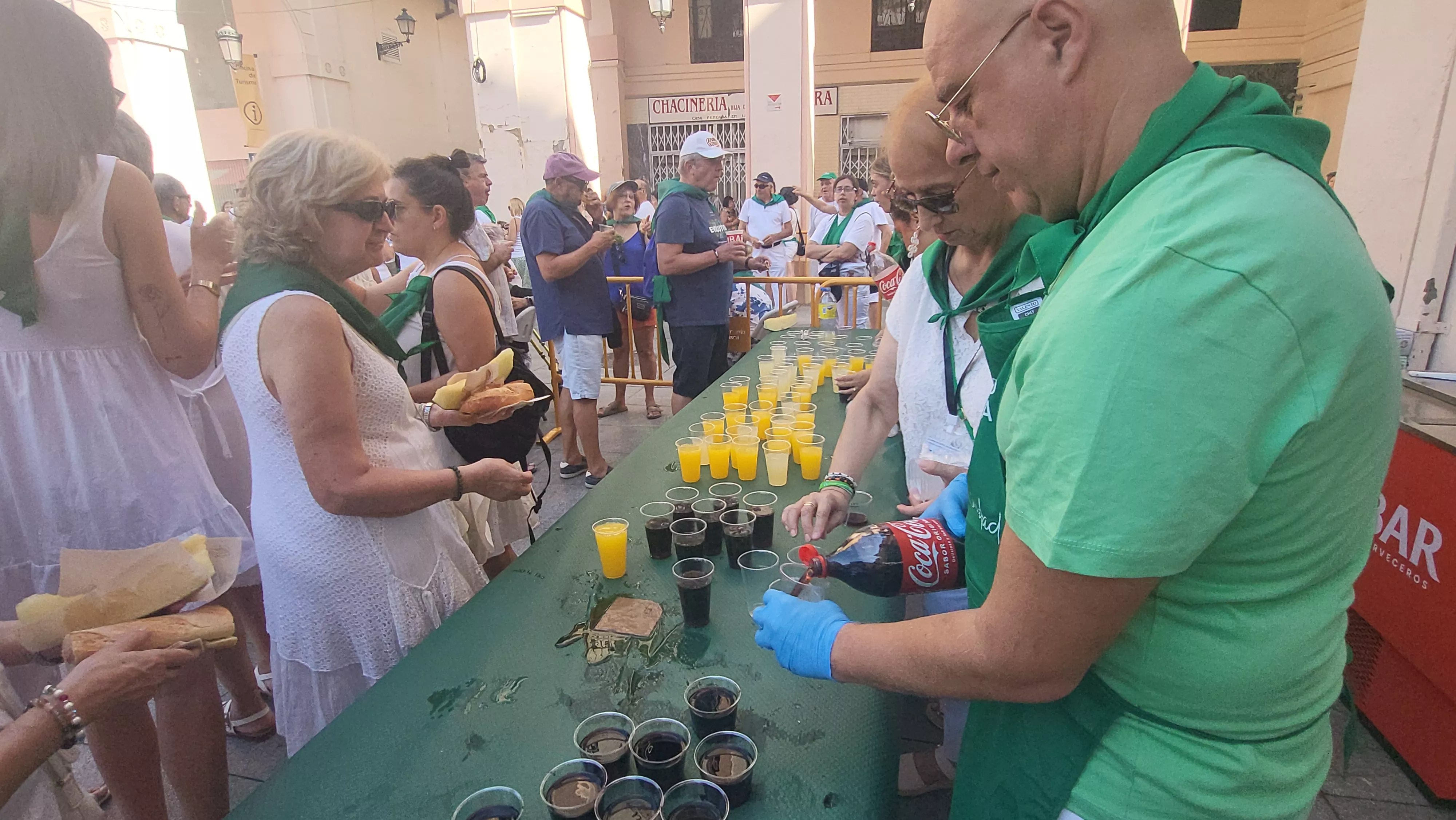 Reparto de melón y bocadillos de jamón en la Fiesta del Comercio. Foto Mercedes Manterola