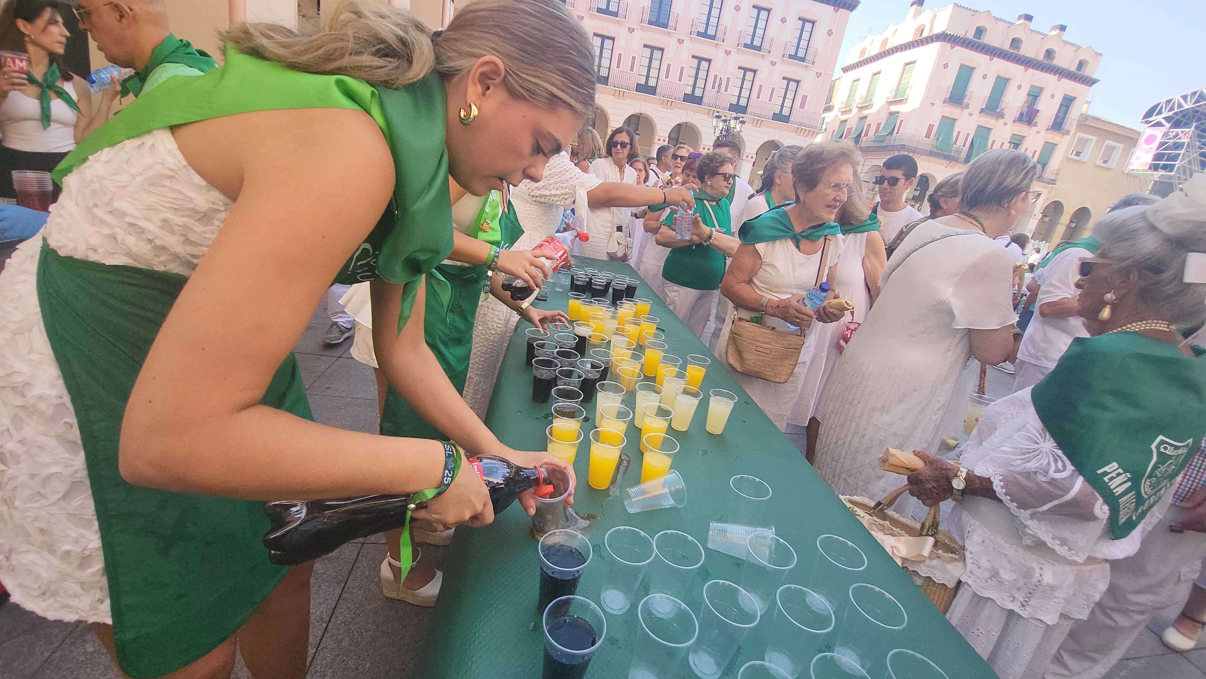 Reparto de melón y bocadillos de jamón en la Fiesta del Comercio. Foto Mercedes Manterola