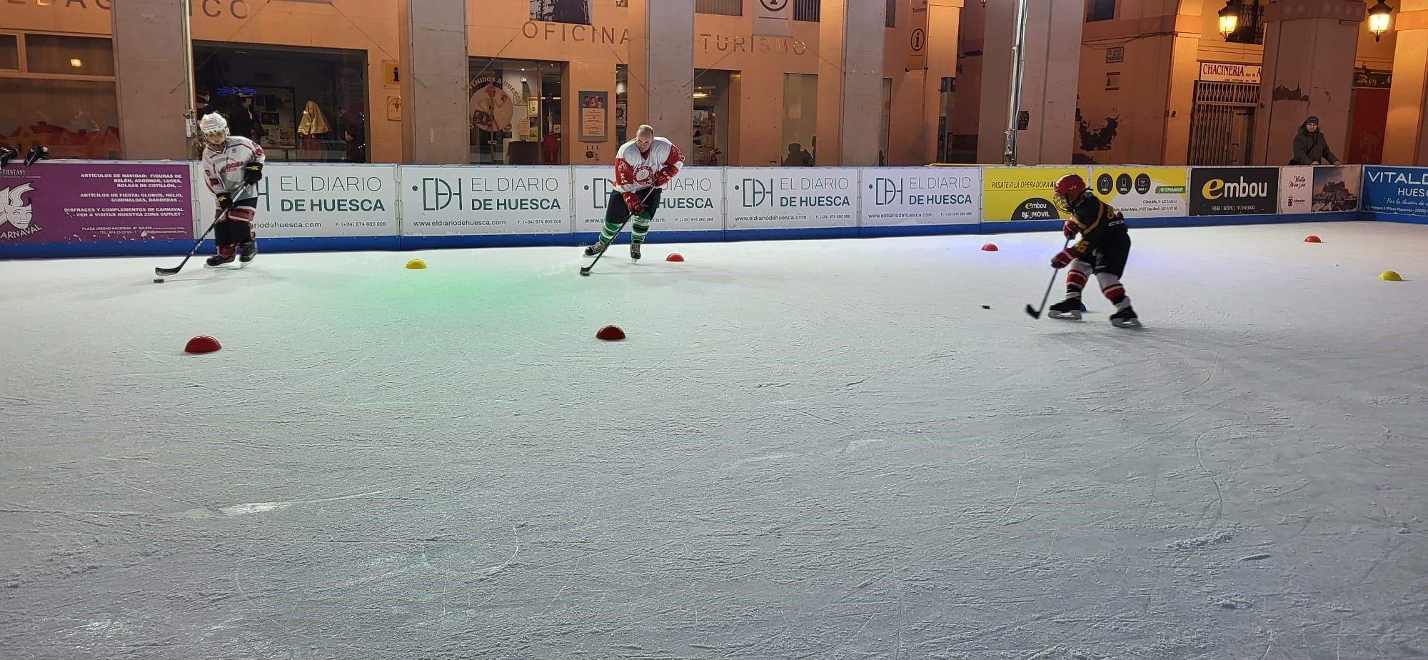 Jugadores de diferentes niveles de edad, en la pista de hielo de Huesca. Javier García Antón