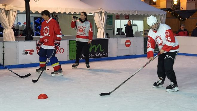 Jugadores de distintas categorías del Club Hielo Jaca en la pista de Huesca