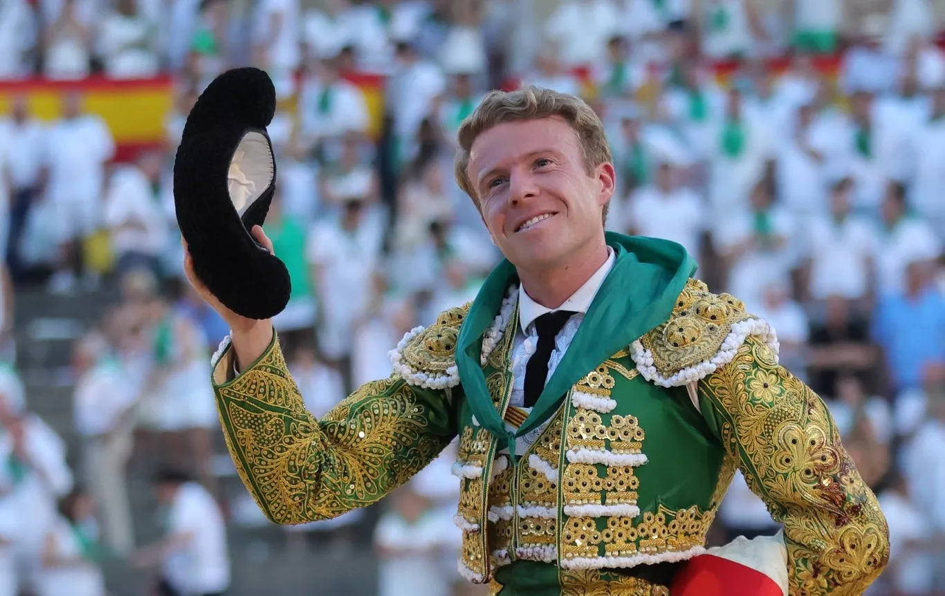 Clemente sale a hombros en su debut en Huesca. Foto: Tauroemoción
