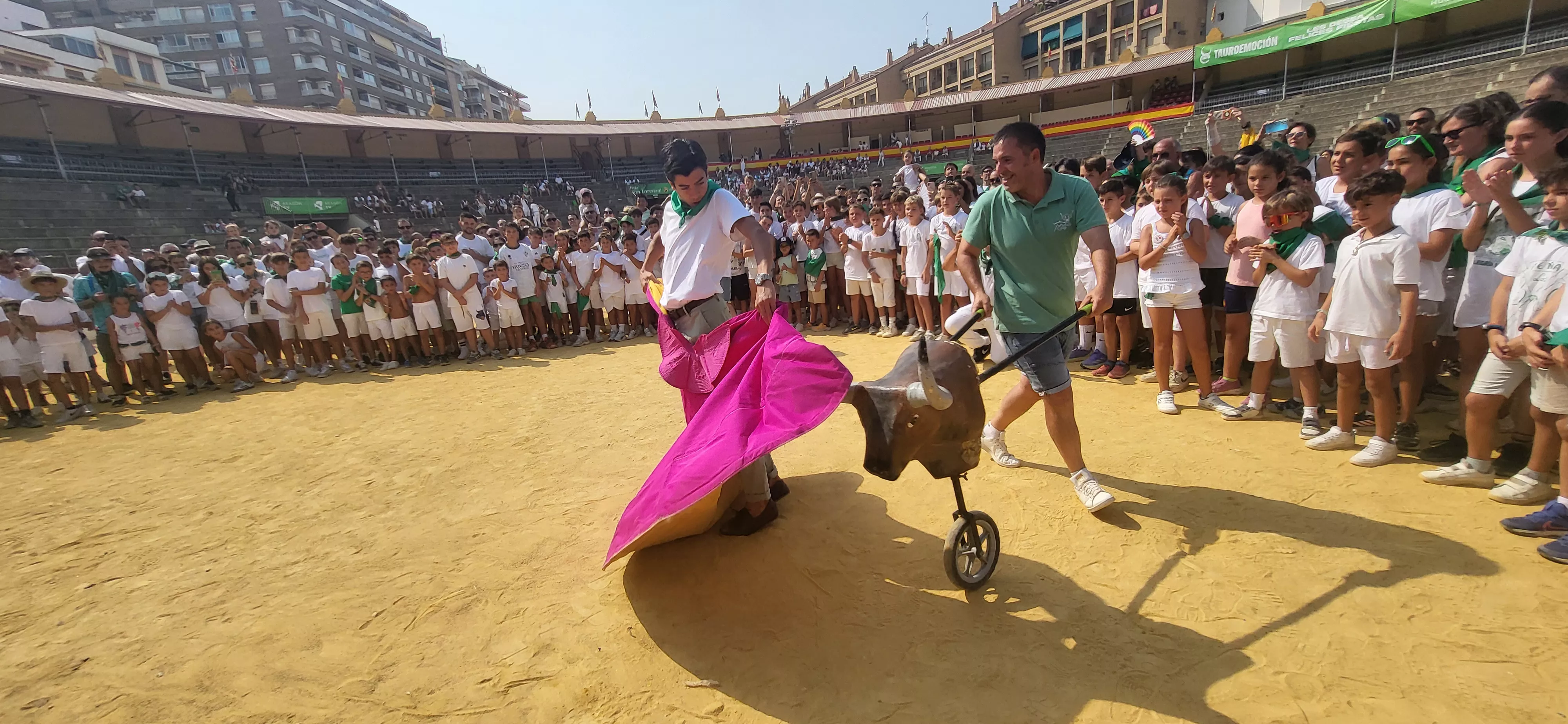 Encierro infantil con minibueyes en las fiestas de San Lorenzo. Foto Mercedes Manterola