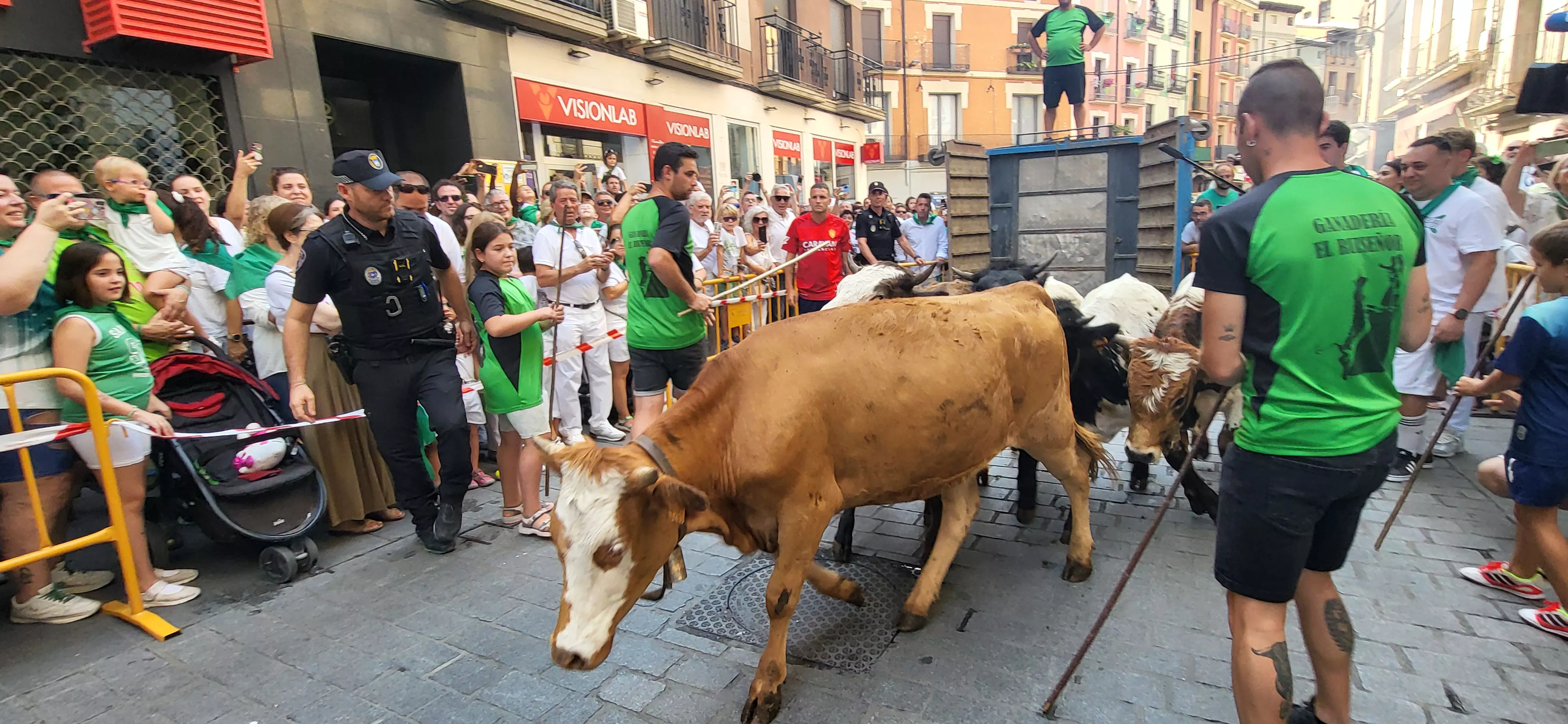 Encierro infantil con minibueyes en las fiestas de San Lorenzo. Foto Mercedes Manterola