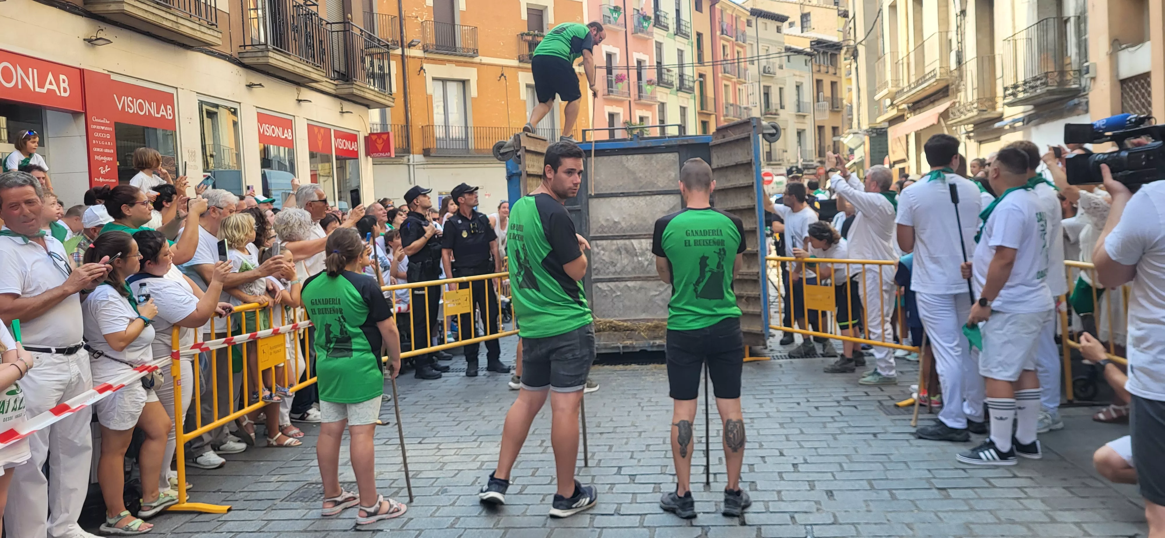 Encierro infantil con minibueyes en las fiestas de San Lorenzo. Foto Mercedes Manterola