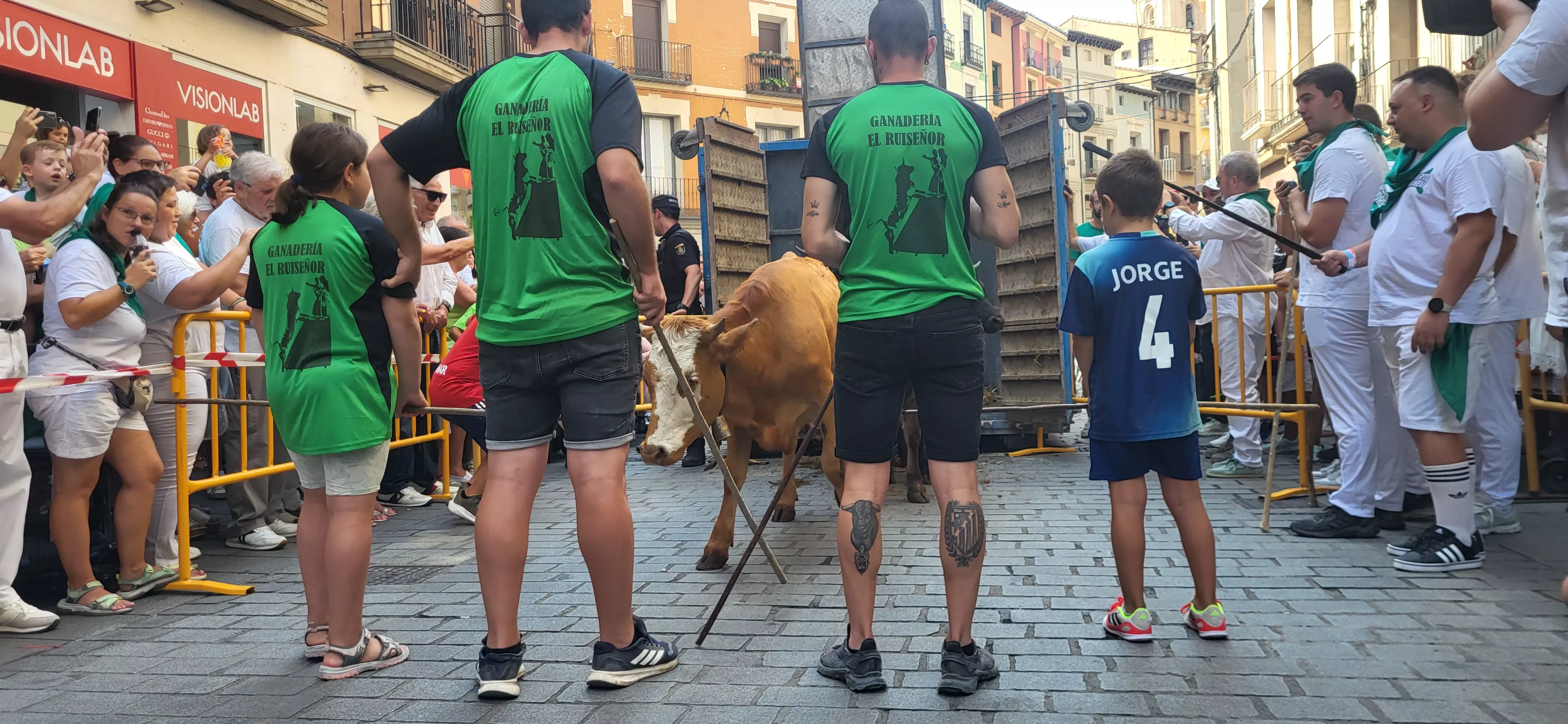 Encierro infantil con minibueyes en las fiestas de San Lorenzo. Foto Mercedes Manterola