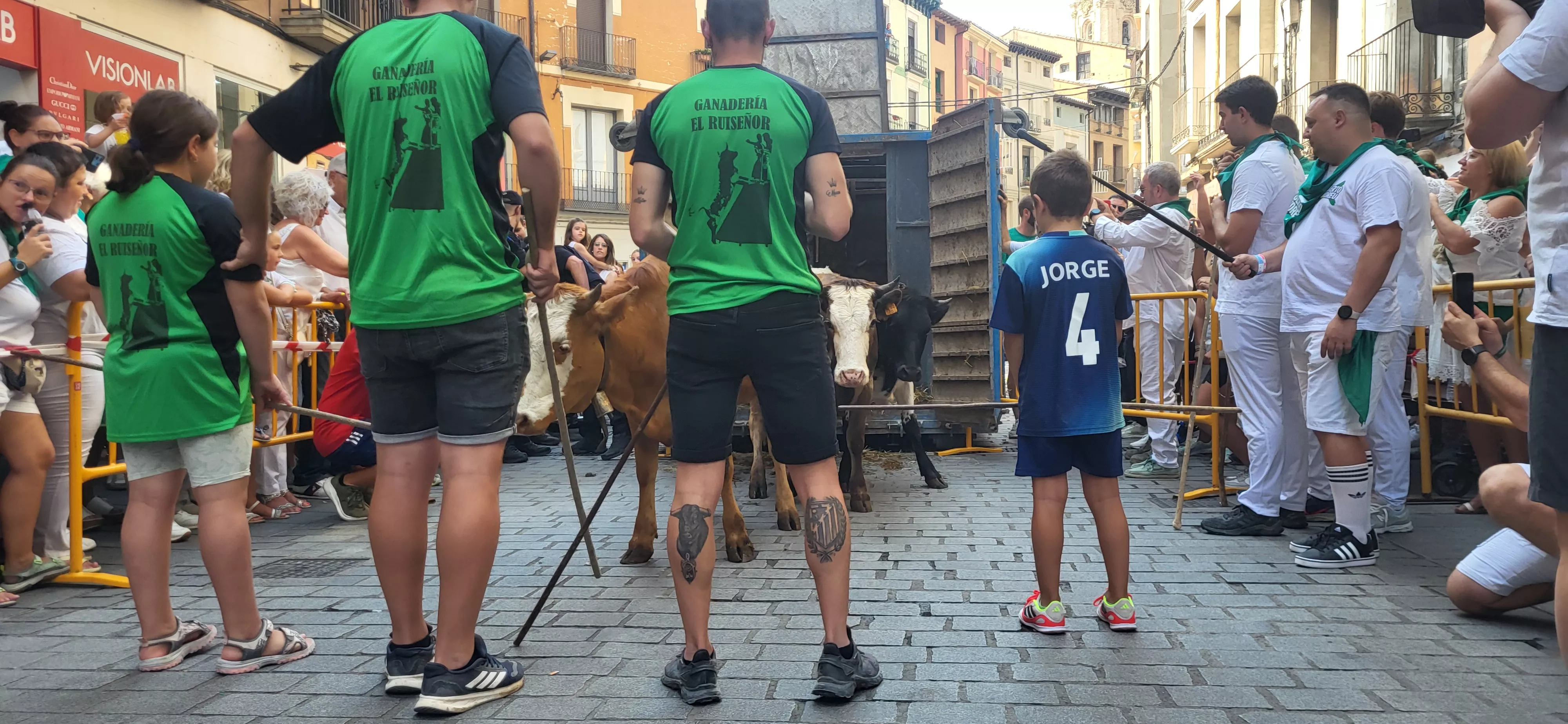 Encierro infantil con minibueyes en las fiestas de San Lorenzo. Foto Mercedes Manterola