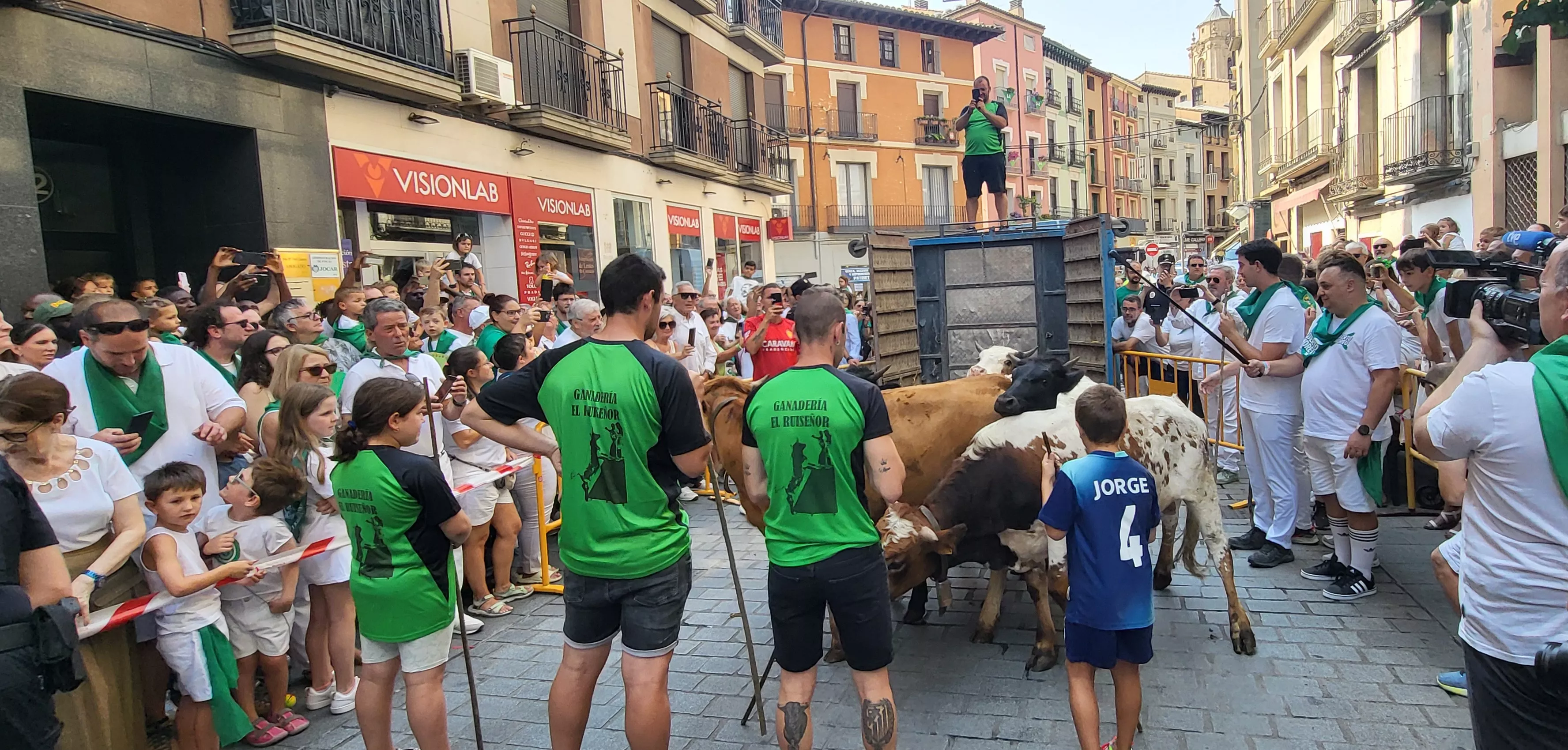 Encierro infantil con minibueyes en las fiestas de San Lorenzo. Foto Mercedes Manterola