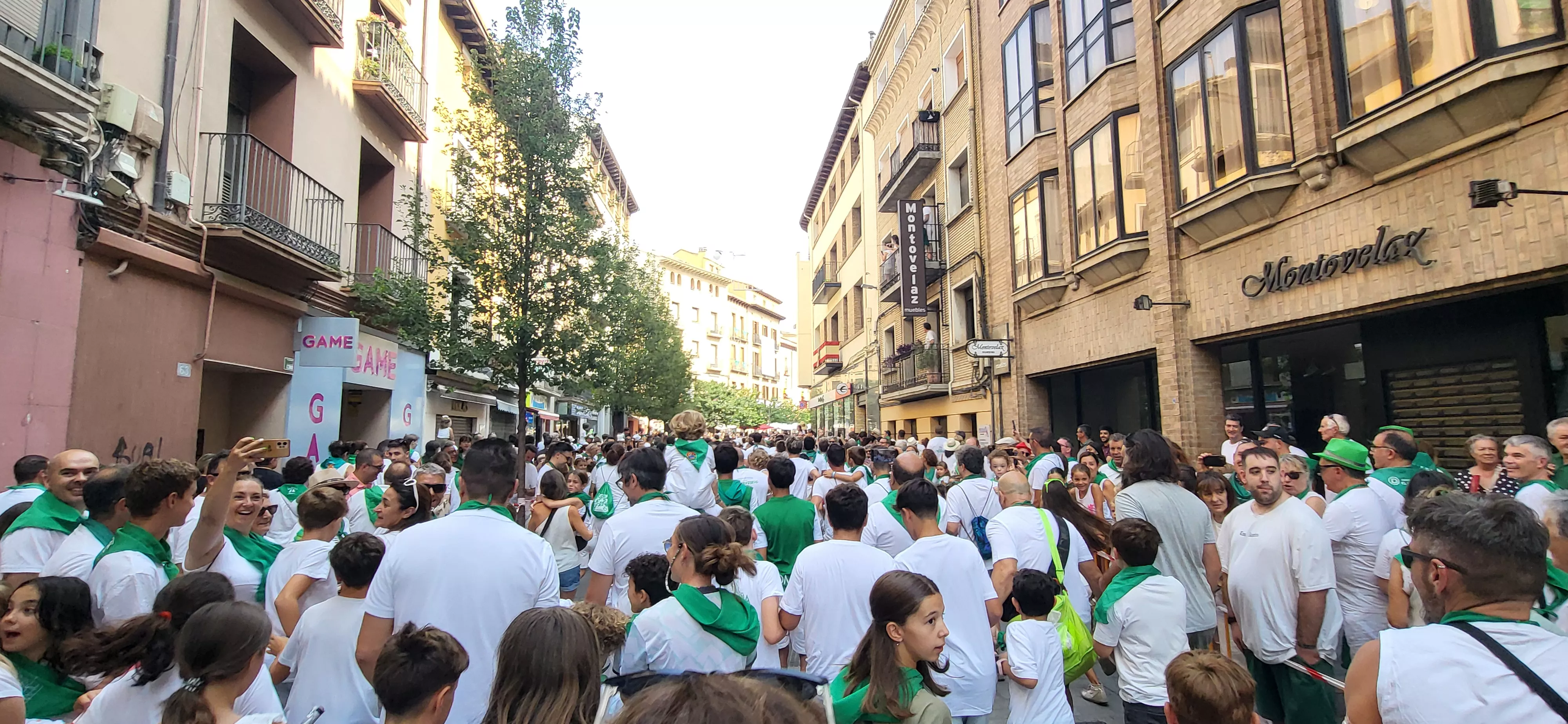 Encierro infantil con minibueyes en las fiestas de San Lorenzo. Foto Mercedes Manterola