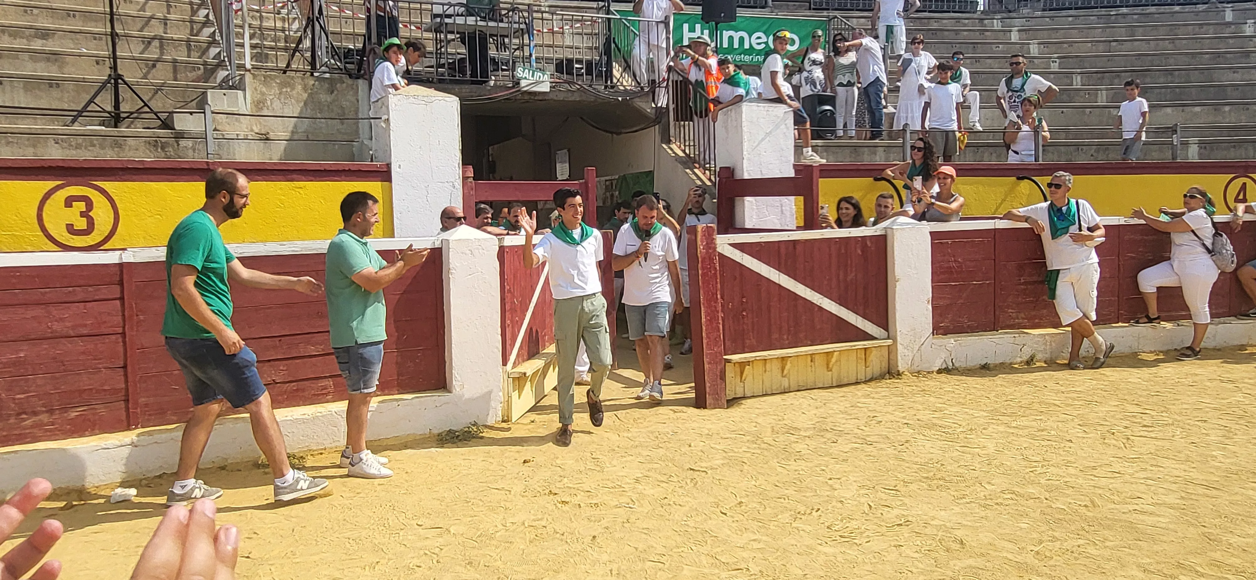 Encierro infantil con minibueyes en las fiestas de San Lorenzo. Foto Mercedes Manterola