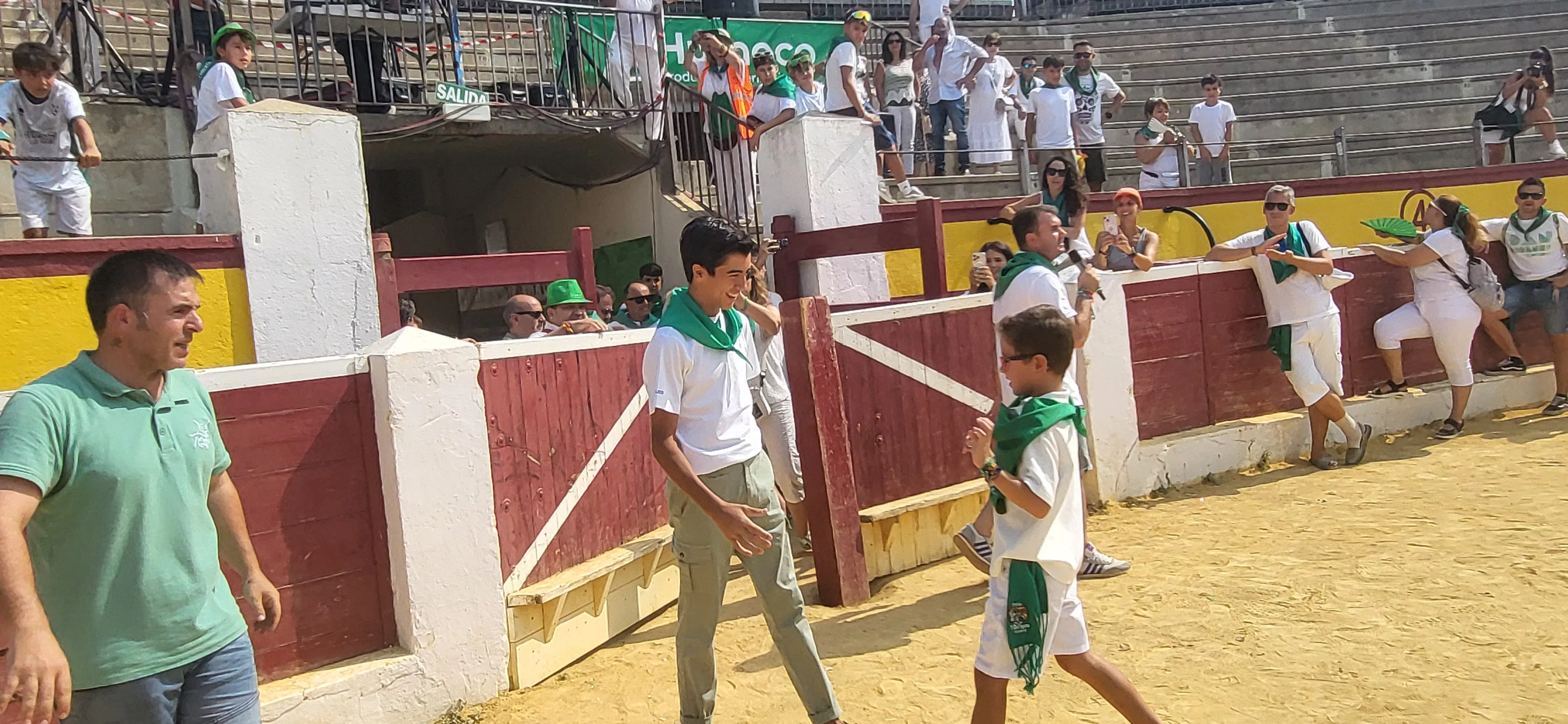 Encierro infantil con minibueyes en las fiestas de San Lorenzo. Foto Mercedes Manterola