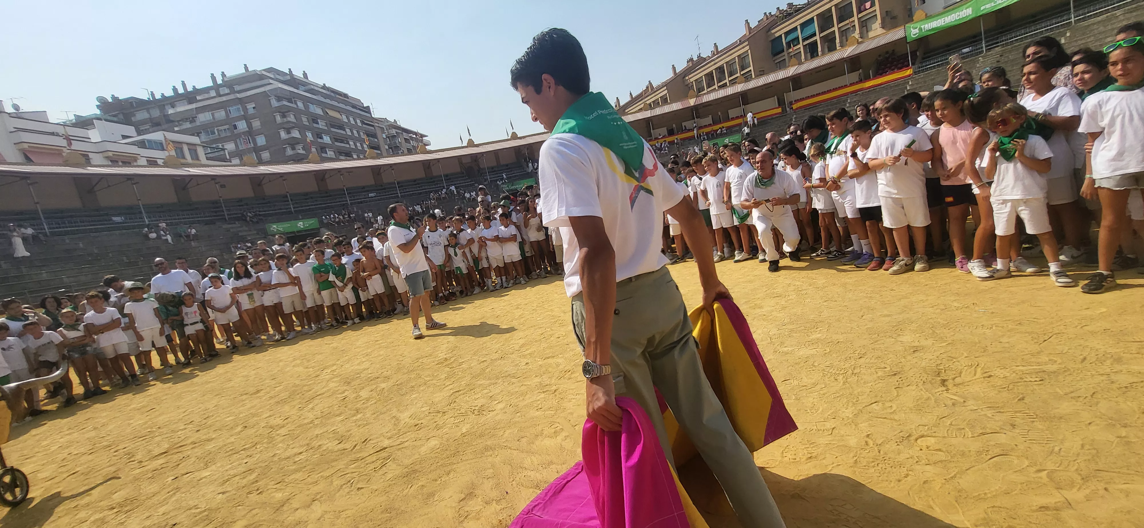 Encierro infantil con minibueyes en las fiestas de San Lorenzo. Foto Mercedes Manterola