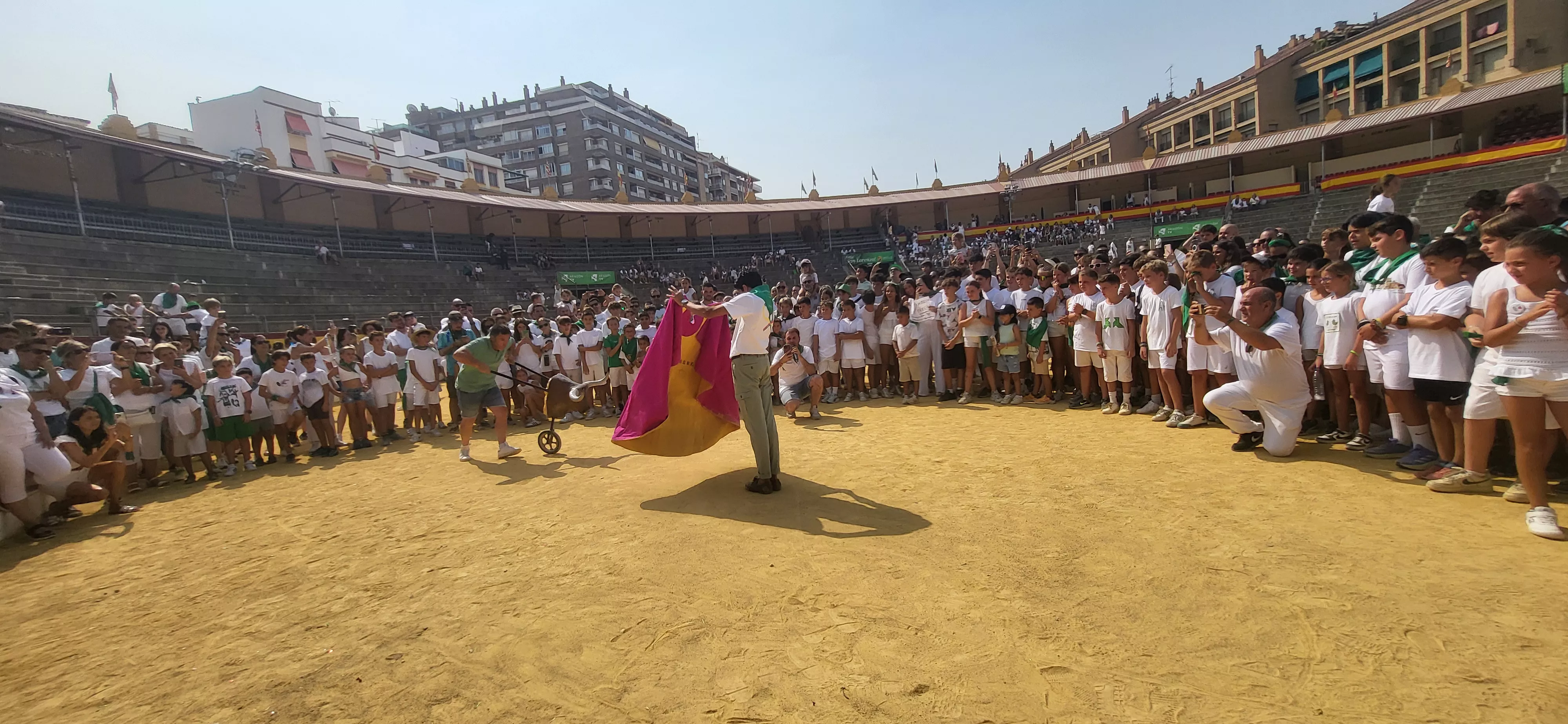 Encierro infantil con minibueyes en las fiestas de San Lorenzo. Foto Mercedes Manterola