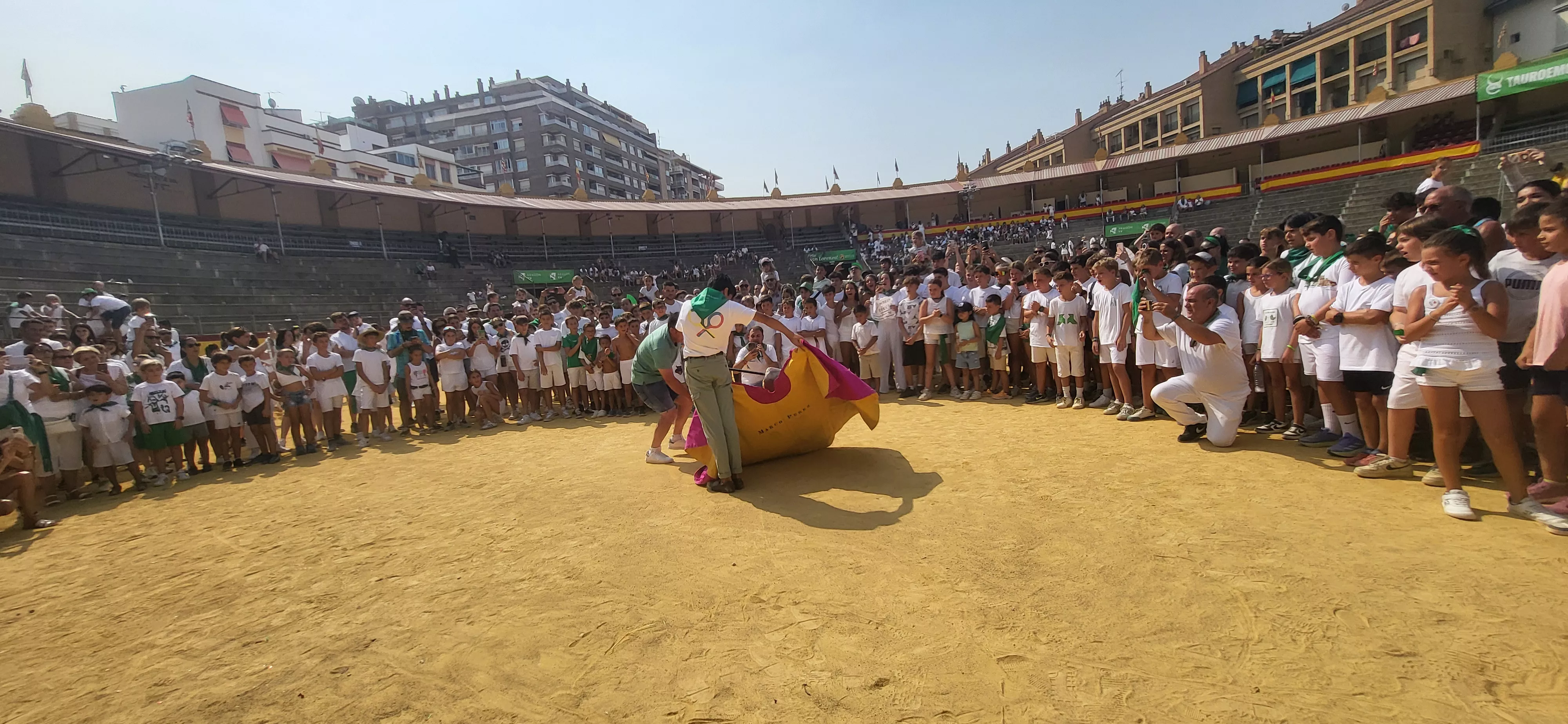 Encierro infantil con minibueyes en las fiestas de San Lorenzo. Foto Mercedes Manterola