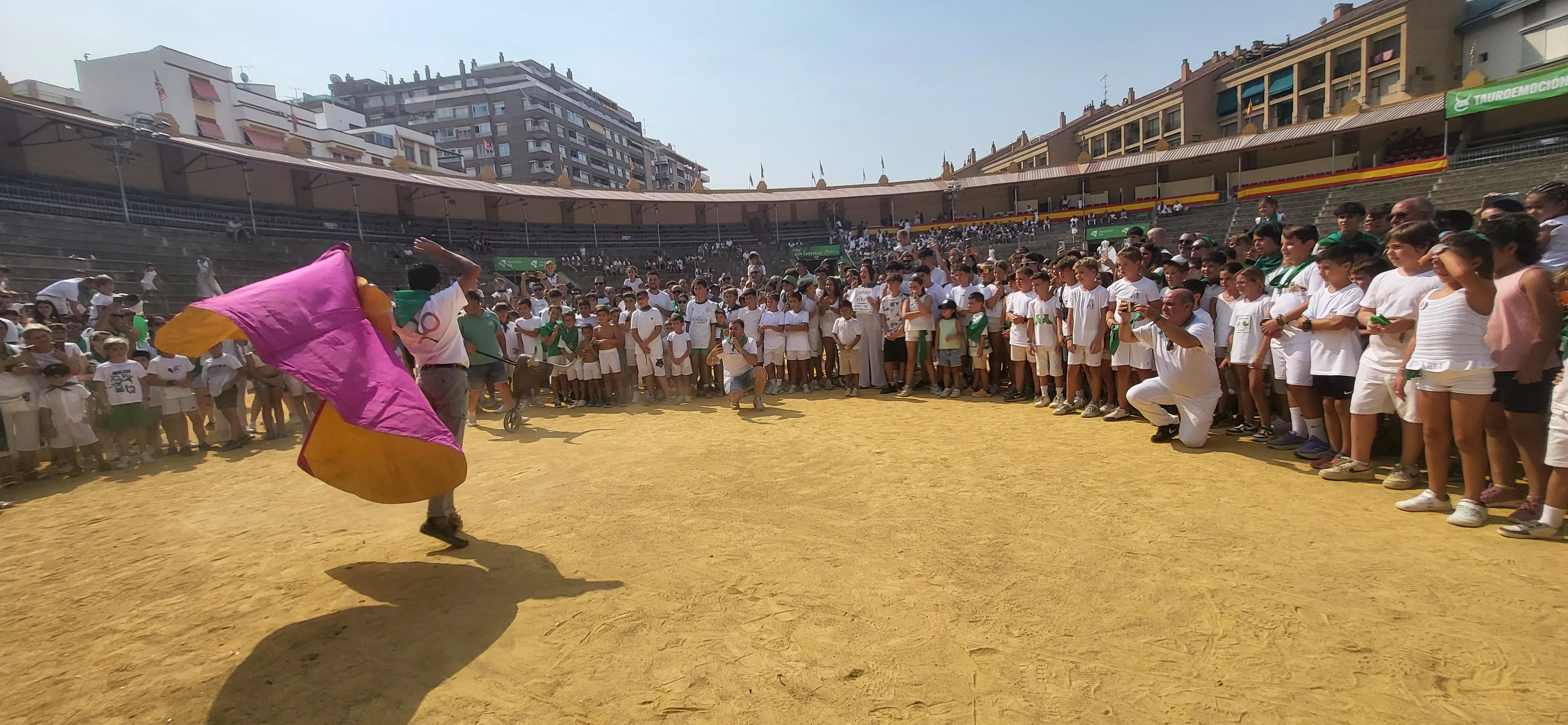 Encierro infantil con minibueyes en las fiestas de San Lorenzo. Foto Mercedes Manterola