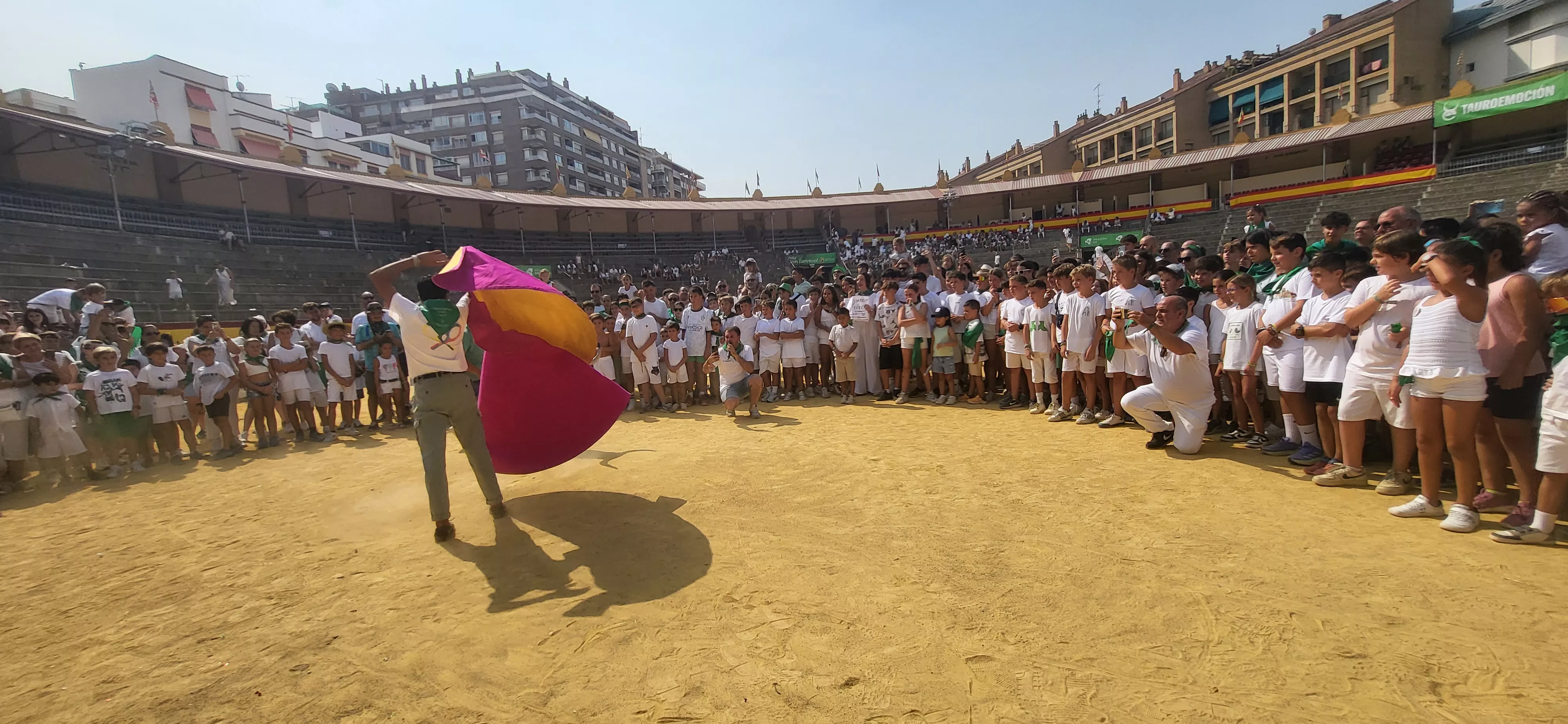 Encierro infantil con minibueyes en las fiestas de San Lorenzo. Foto Mercedes Manterola