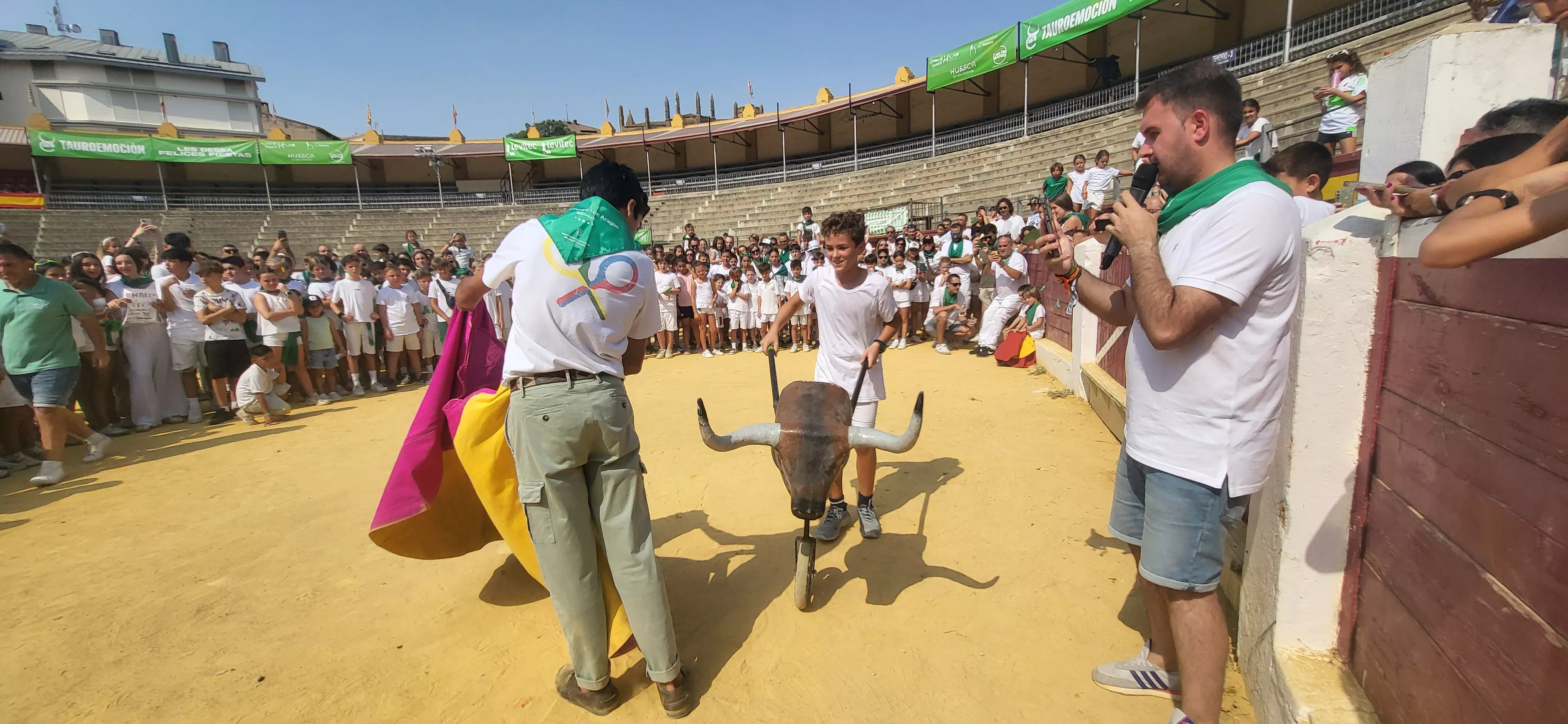 Encierro infantil con minibueyes en las fiestas de San Lorenzo. Foto Mercedes Manterola