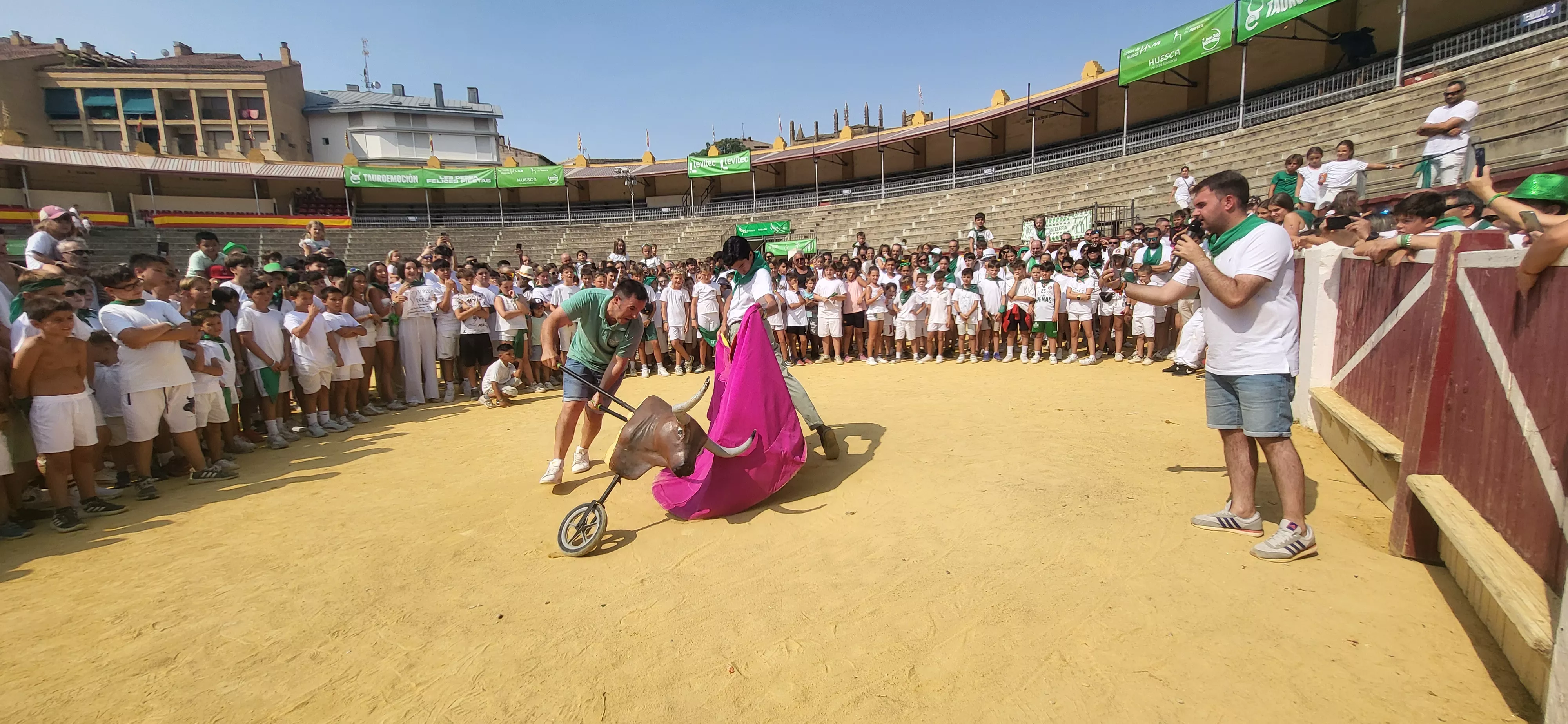 Encierro infantil con minibueyes en las fiestas de San Lorenzo. Foto Mercedes Manterola